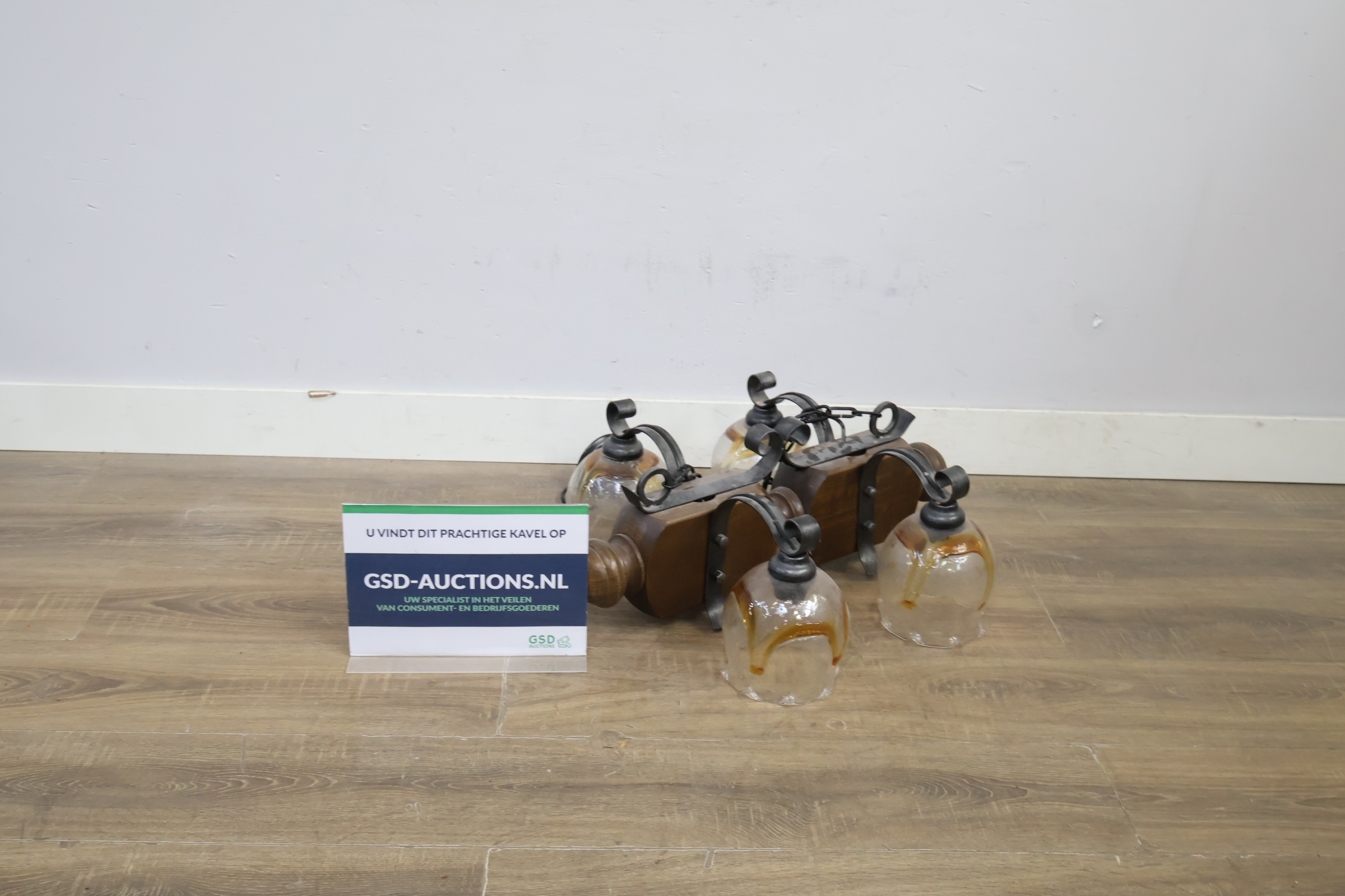 Wandlamp met vijf glazen kappen en hout – kavel bij GSD Auctions, Zoeterwoude