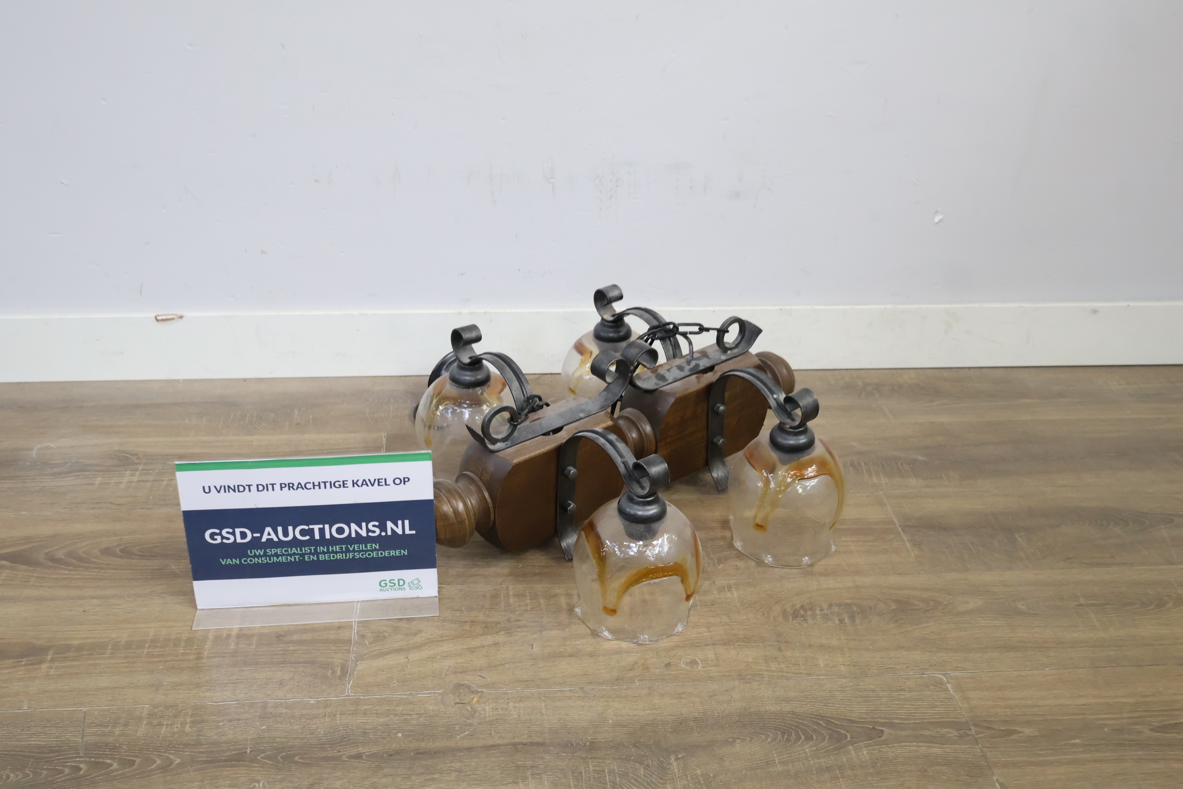 Wandlamp met vijf glazen kappen en hout – foto 2 – kavel bij GSD Auctions, Zoeterwoude