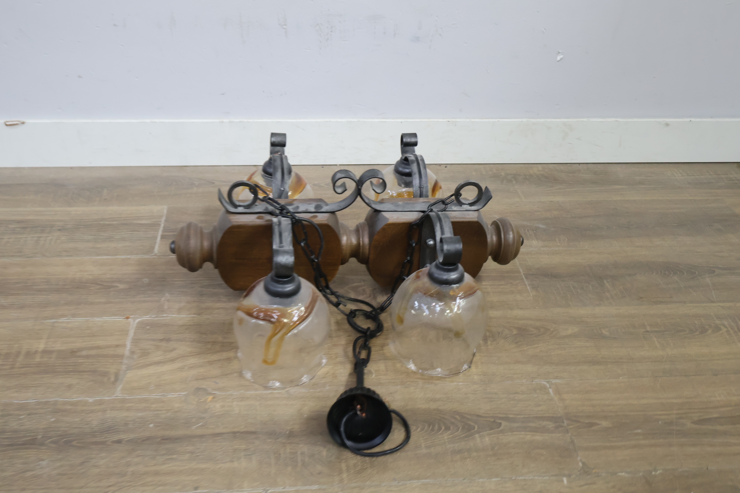 Wandlamp met vijf glazen kappen en hout – foto 5 – kavel bij GSD Auctions, Zoeterwoude