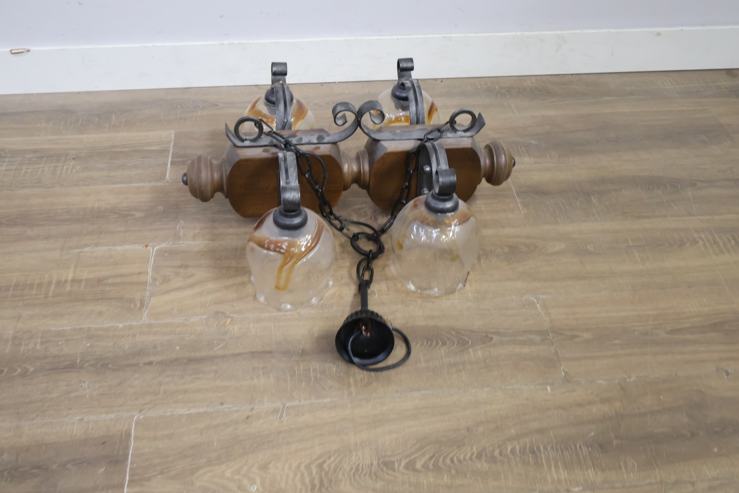 Wandlamp met vijf glazen kappen en hout – foto 6 – kavel bij GSD Auctions, Zoeterwoude