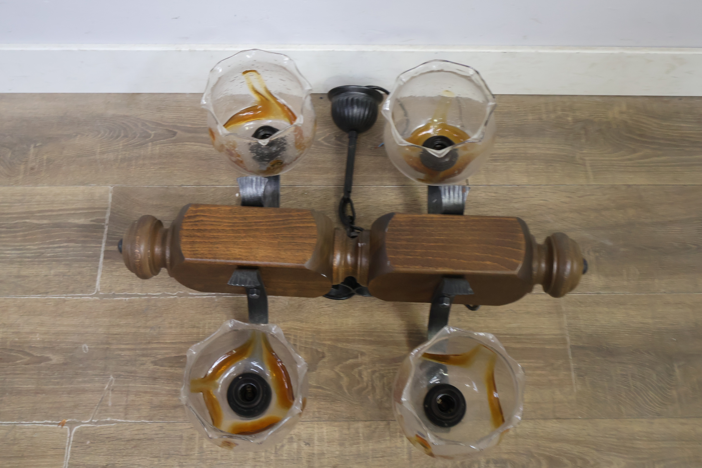 Wandlamp met vijf glazen kappen en hout – foto 8 – kavel bij GSD Auctions, Zoeterwoude