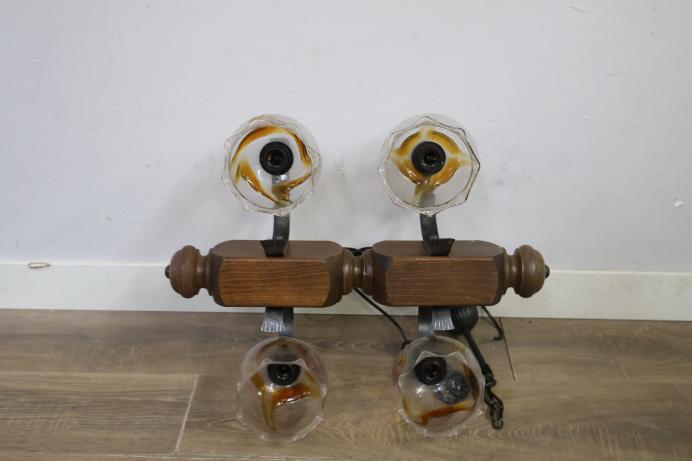 Wandlamp met vijf glazen kappen en hout – foto 9 – kavel bij GSD Auctions, Zoeterwoude