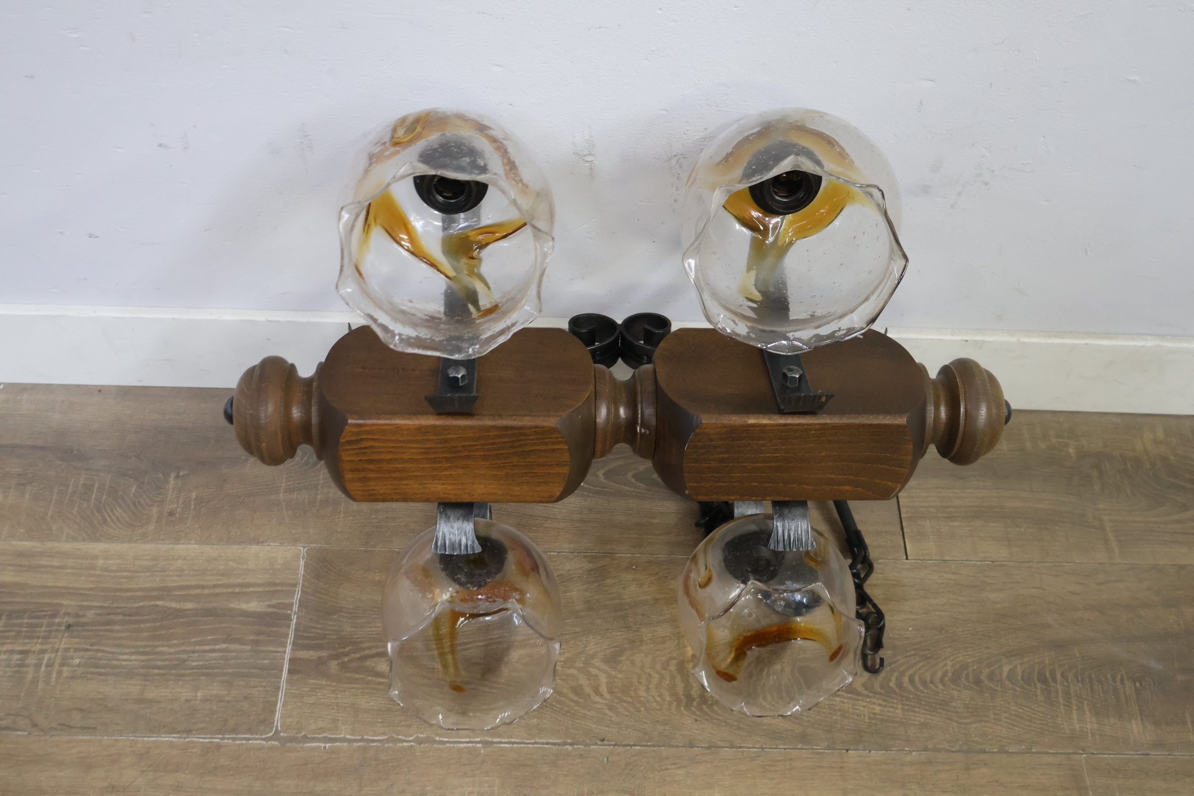 Wandlamp met vijf glazen kappen en hout – foto 10 – kavel bij GSD Auctions, Zoeterwoude