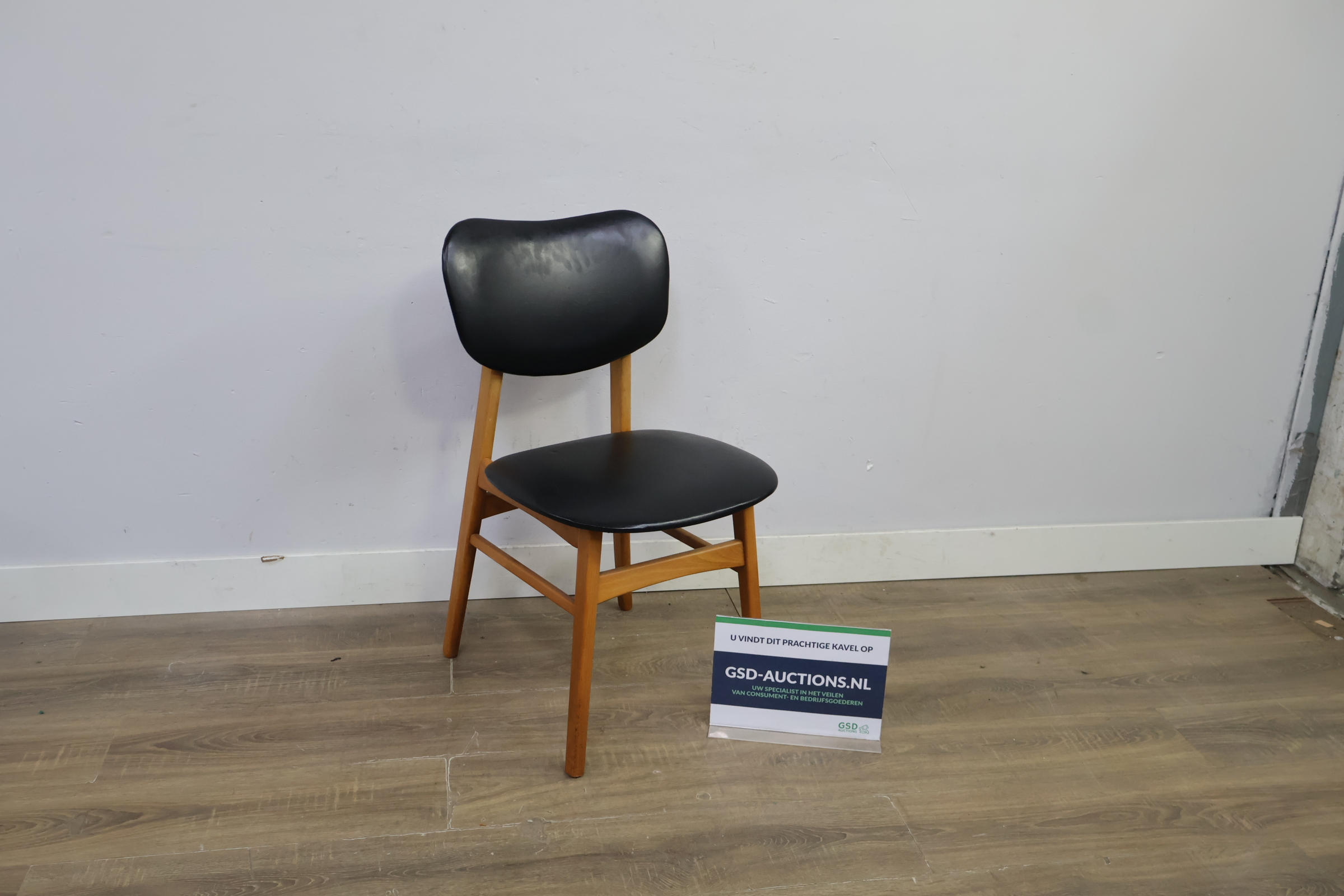 Eetkamerstoel met zwart kunststof zitvlak en rugleuning – kavel bij GSD Auctions, Zoeterwoude