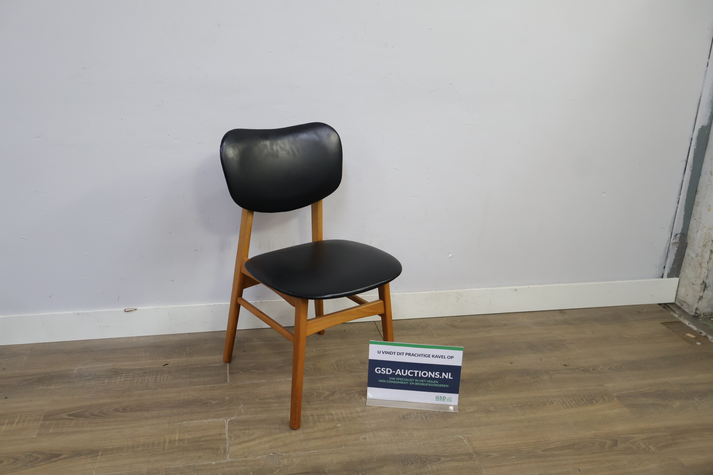 Eetkamerstoel met zwart kunststof zitvlak en rugleuning – foto 2 – kavel bij GSD Auctions, Zoeterwoude