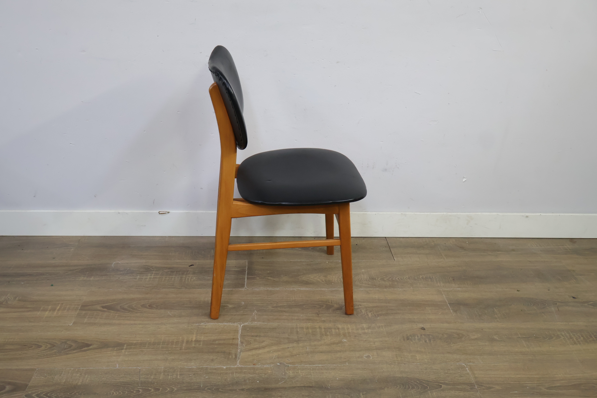 Eetkamerstoel met zwart kunststof zitvlak en rugleuning – foto 3 – kavel bij GSD Auctions, Zoeterwoude