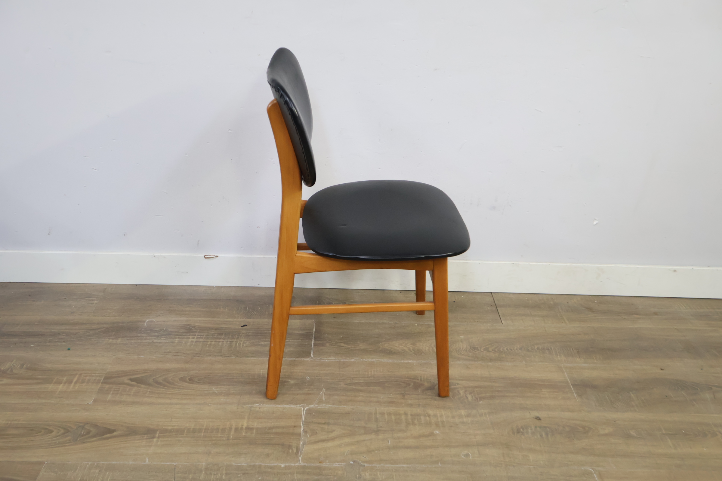 Eetkamerstoel met zwart kunststof zitvlak en rugleuning – foto 4 – kavel bij GSD Auctions, Zoeterwoude