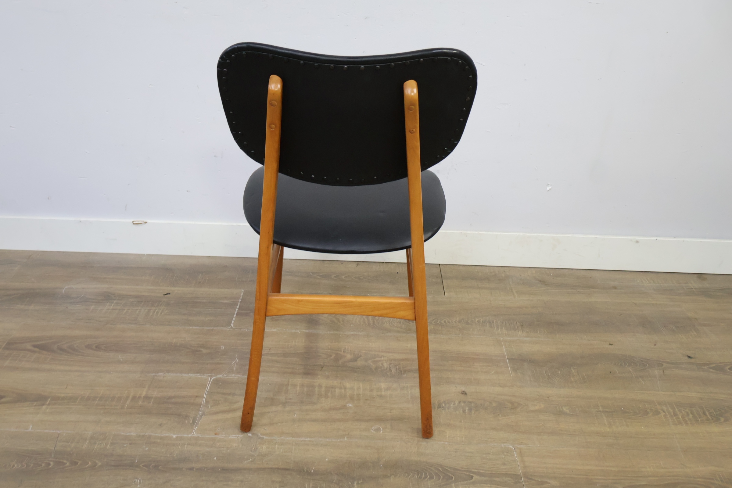 Eetkamerstoel met zwart kunststof zitvlak en rugleuning – foto 5 – kavel bij GSD Auctions, Zoeterwoude