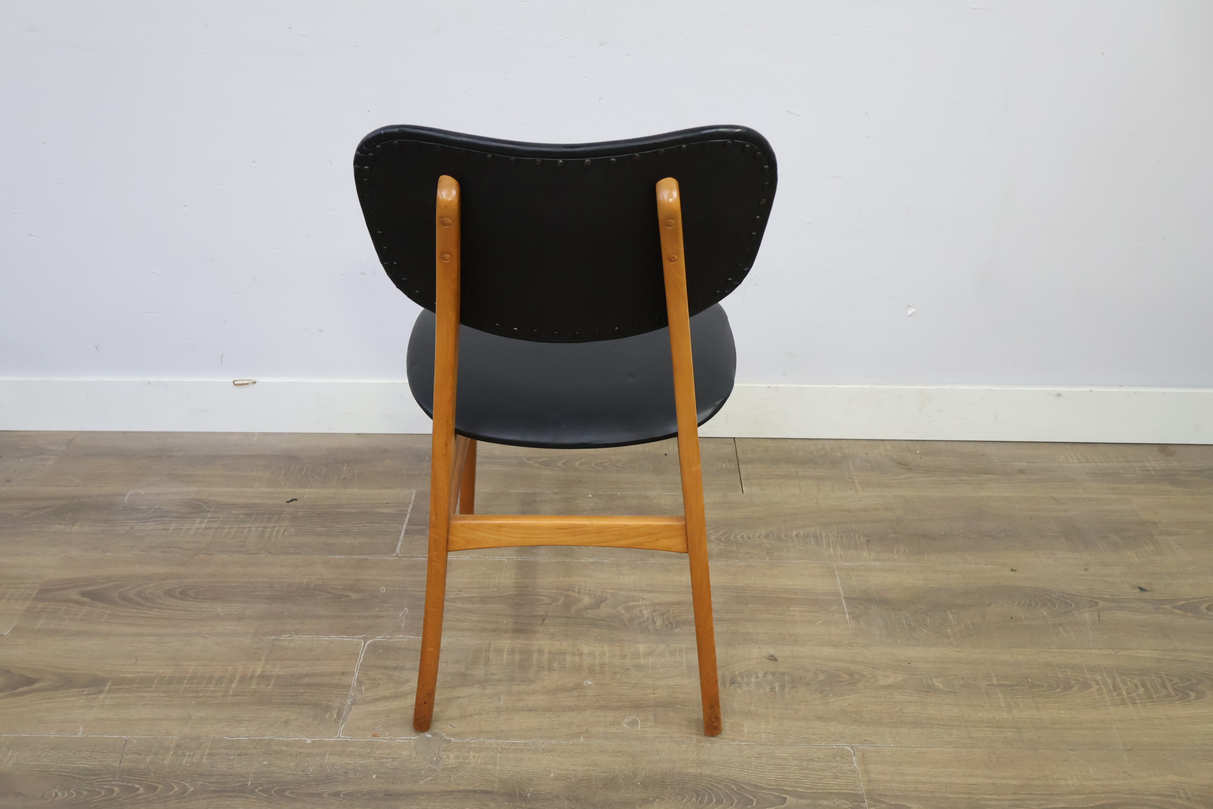 Eetkamerstoel met zwart kunststof zitvlak en rugleuning – foto 6 – kavel bij GSD Auctions, Zoeterwoude