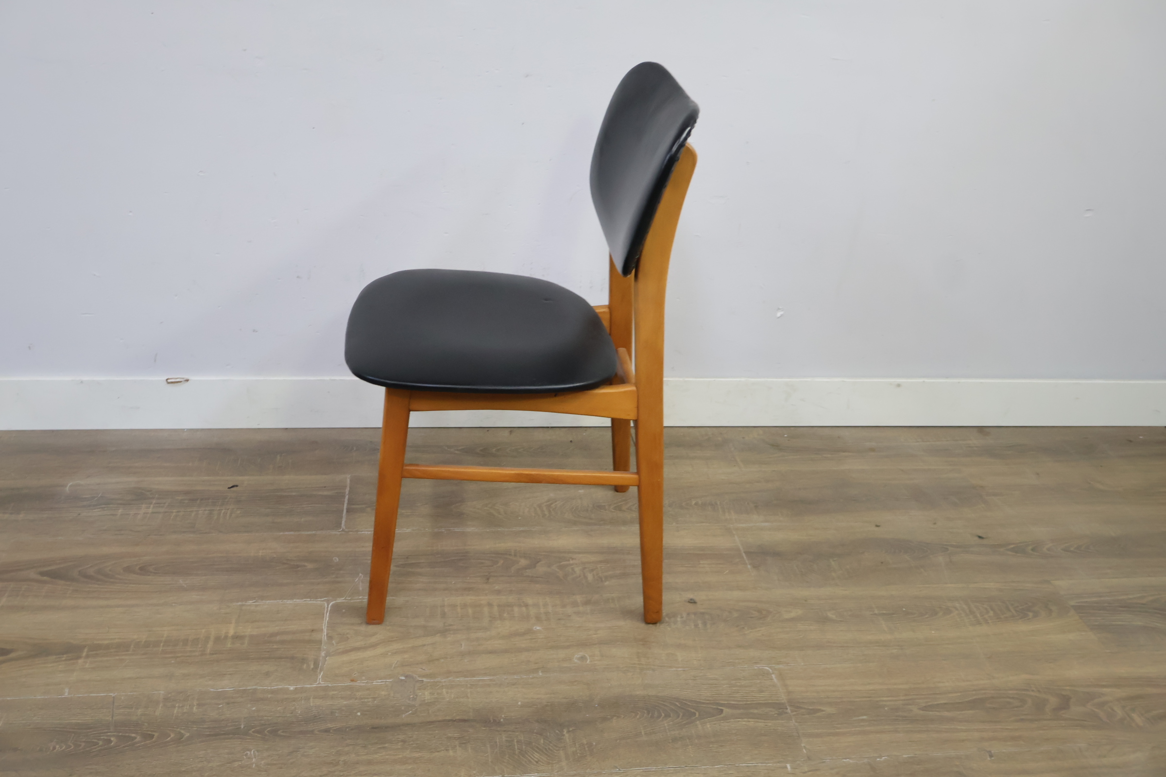 Eetkamerstoel met zwart kunststof zitvlak en rugleuning – foto 7 – kavel bij GSD Auctions, Zoeterwoude