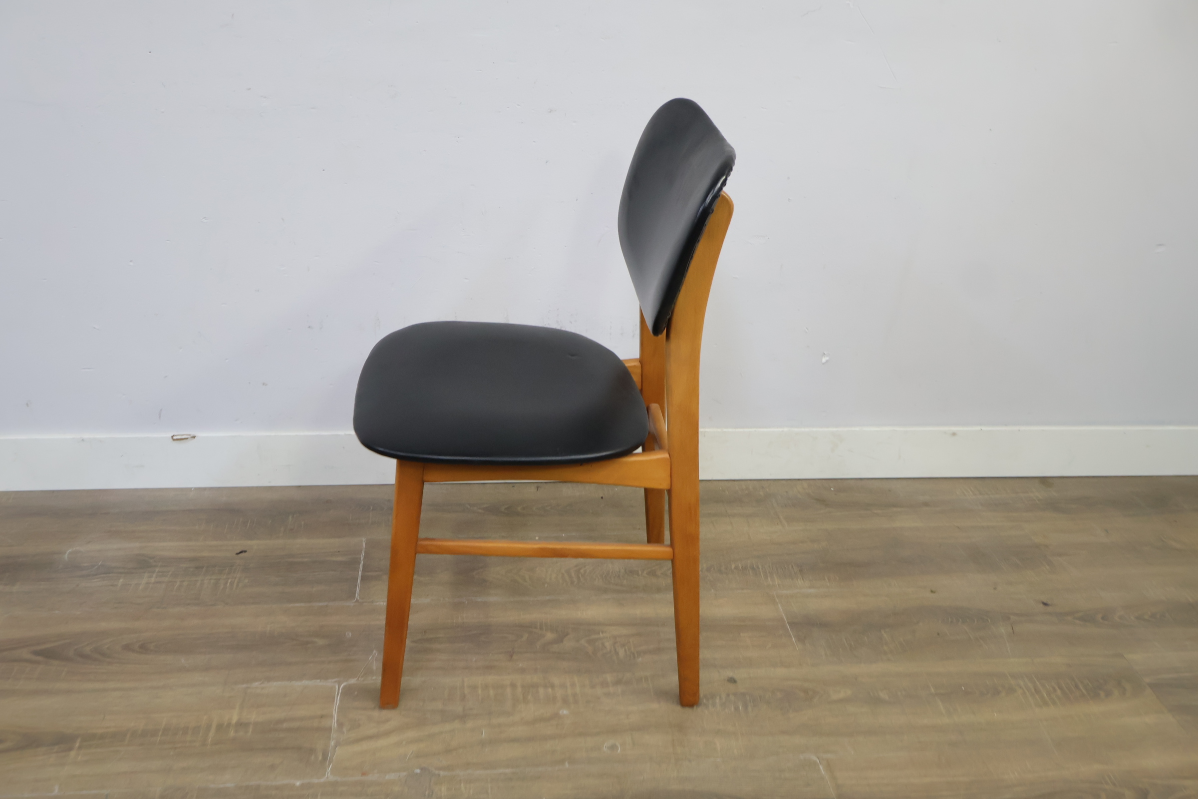 Eetkamerstoel met zwart kunststof zitvlak en rugleuning – foto 8 – kavel bij GSD Auctions, Zoeterwoude