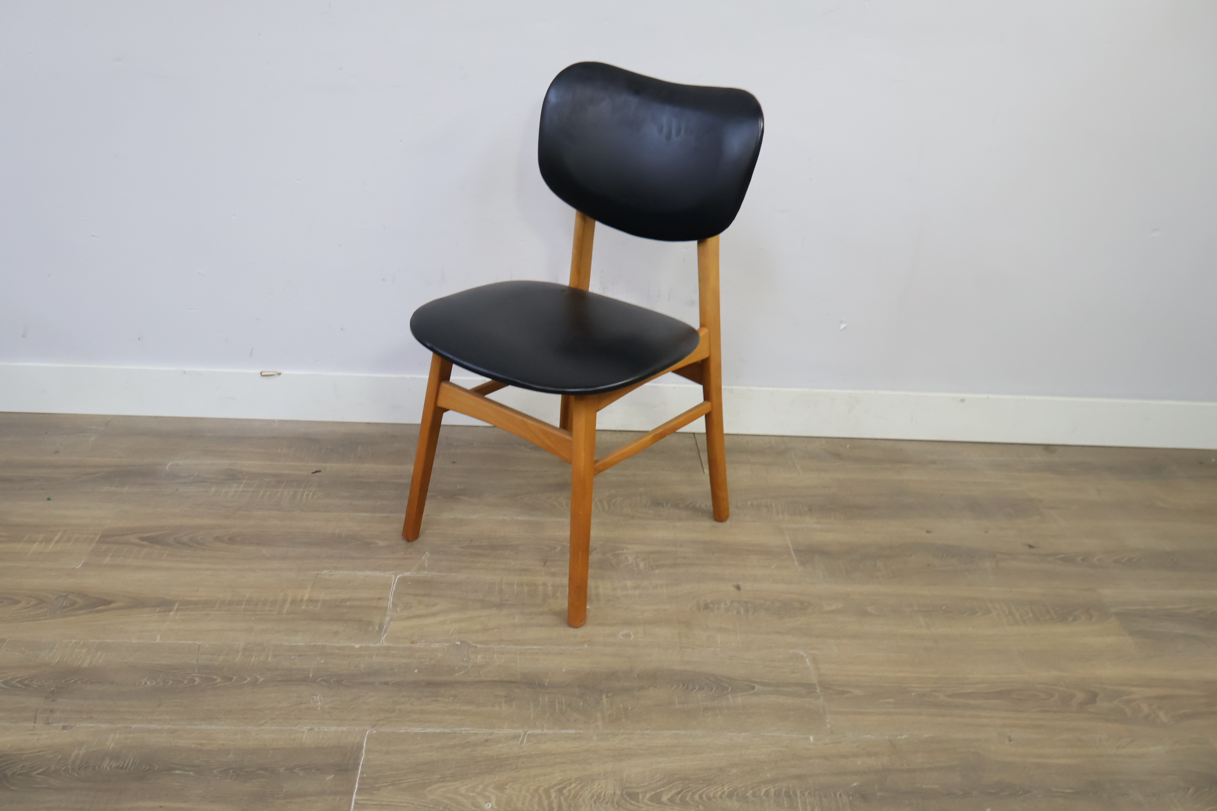 Eetkamerstoel met zwart kunststof zitvlak en rugleuning – foto 9 – kavel bij GSD Auctions, Zoeterwoude