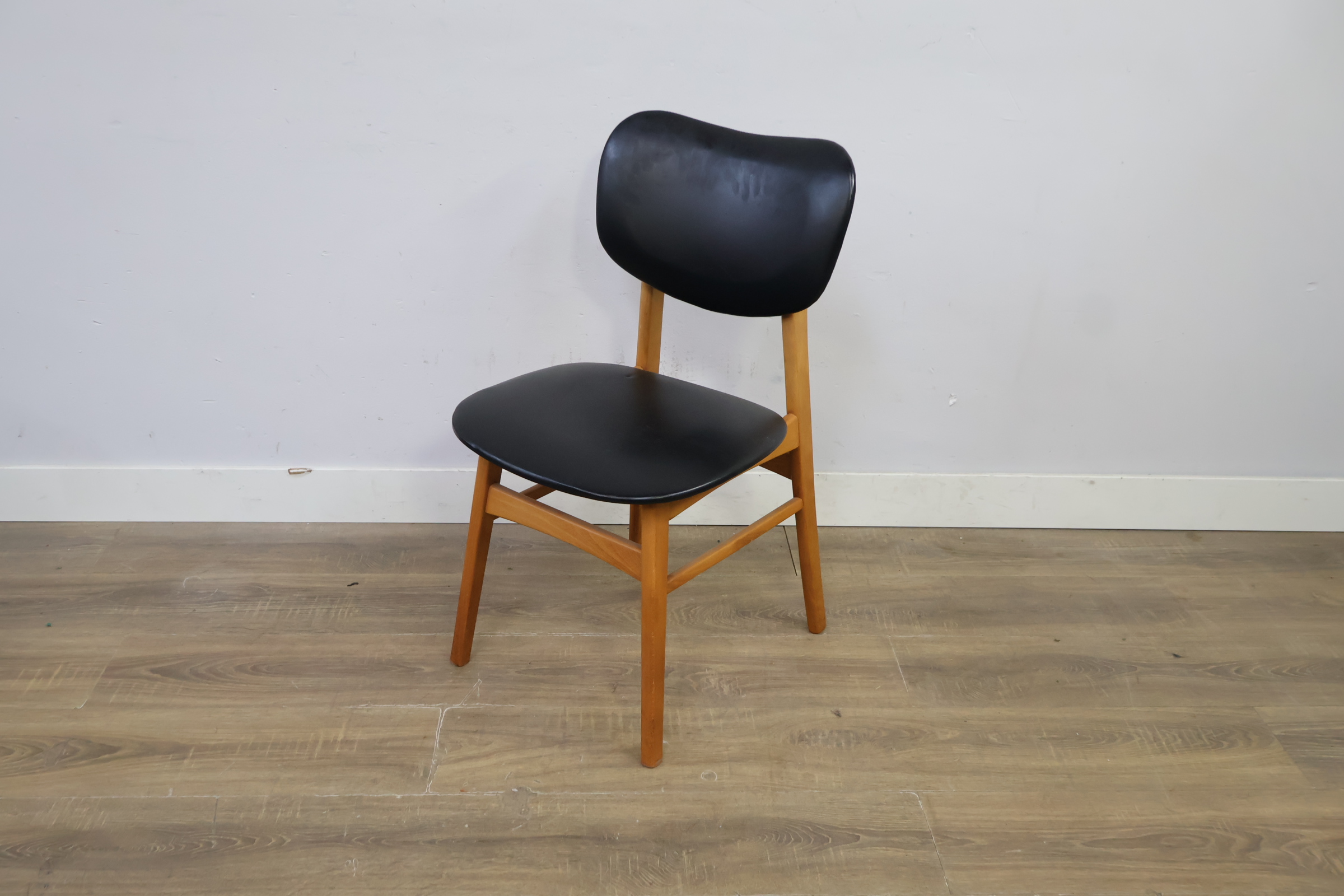 Eetkamerstoel met zwart kunststof zitvlak en rugleuning – foto 10 – kavel bij GSD Auctions, Zoeterwoude