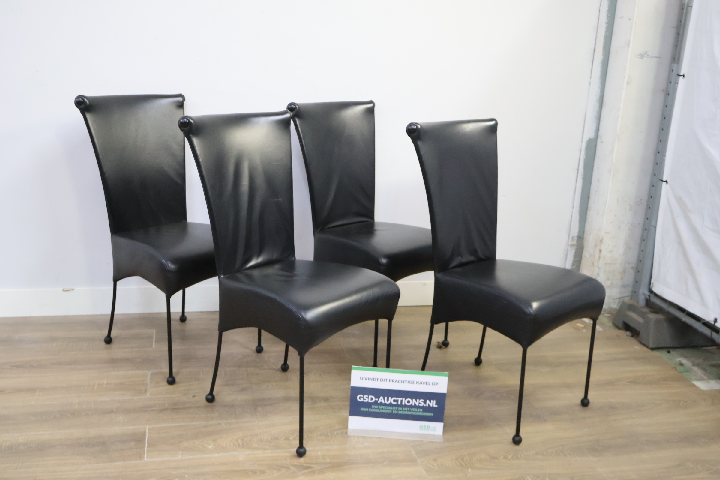 Set van vier zwarte design eetkamerstoelen – kavel bij GSD Auctions, Zoeterwoude