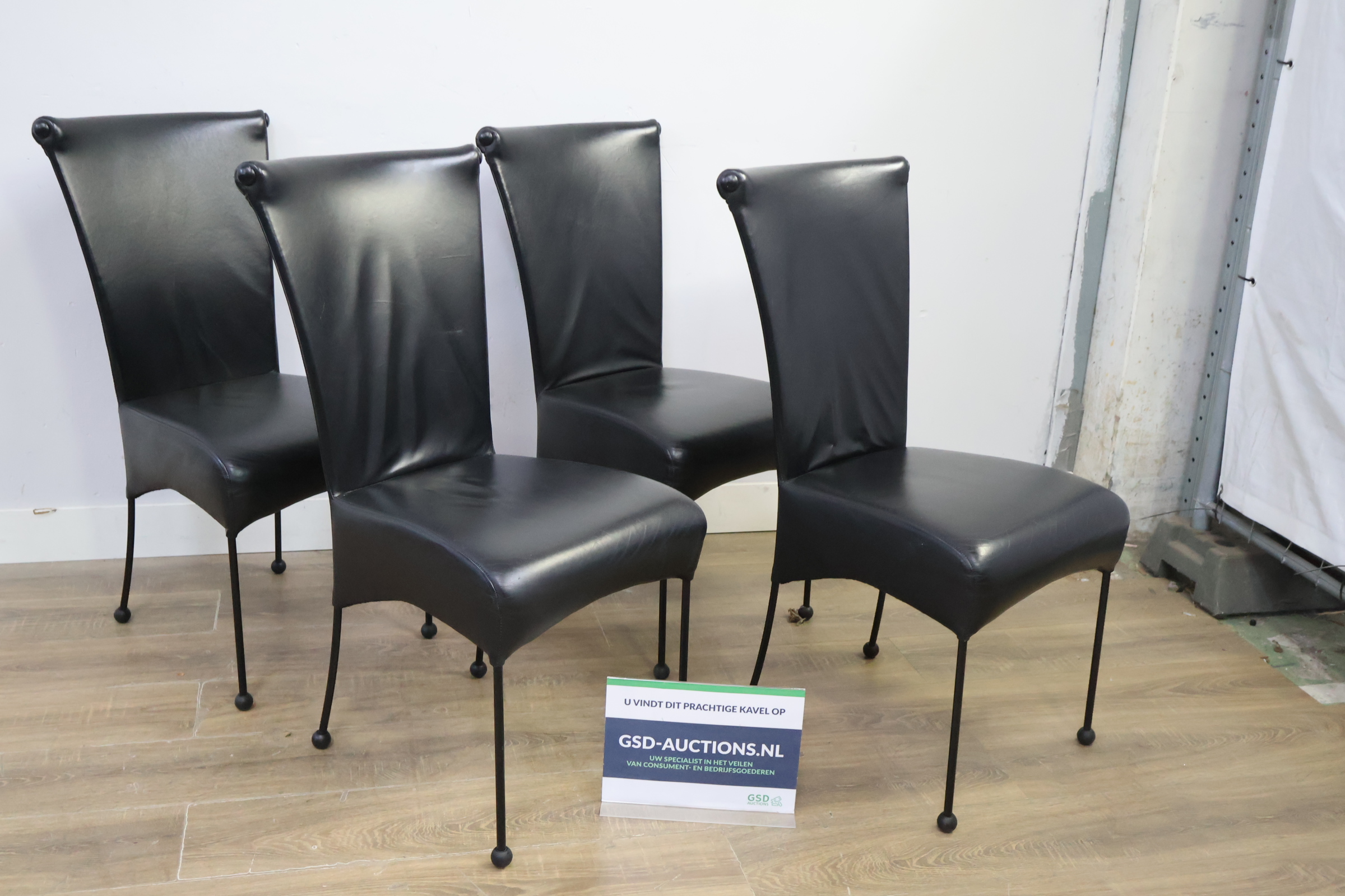 Set van vier zwarte design eetkamerstoelen – foto 2 – kavel bij GSD Auctions, Zoeterwoude