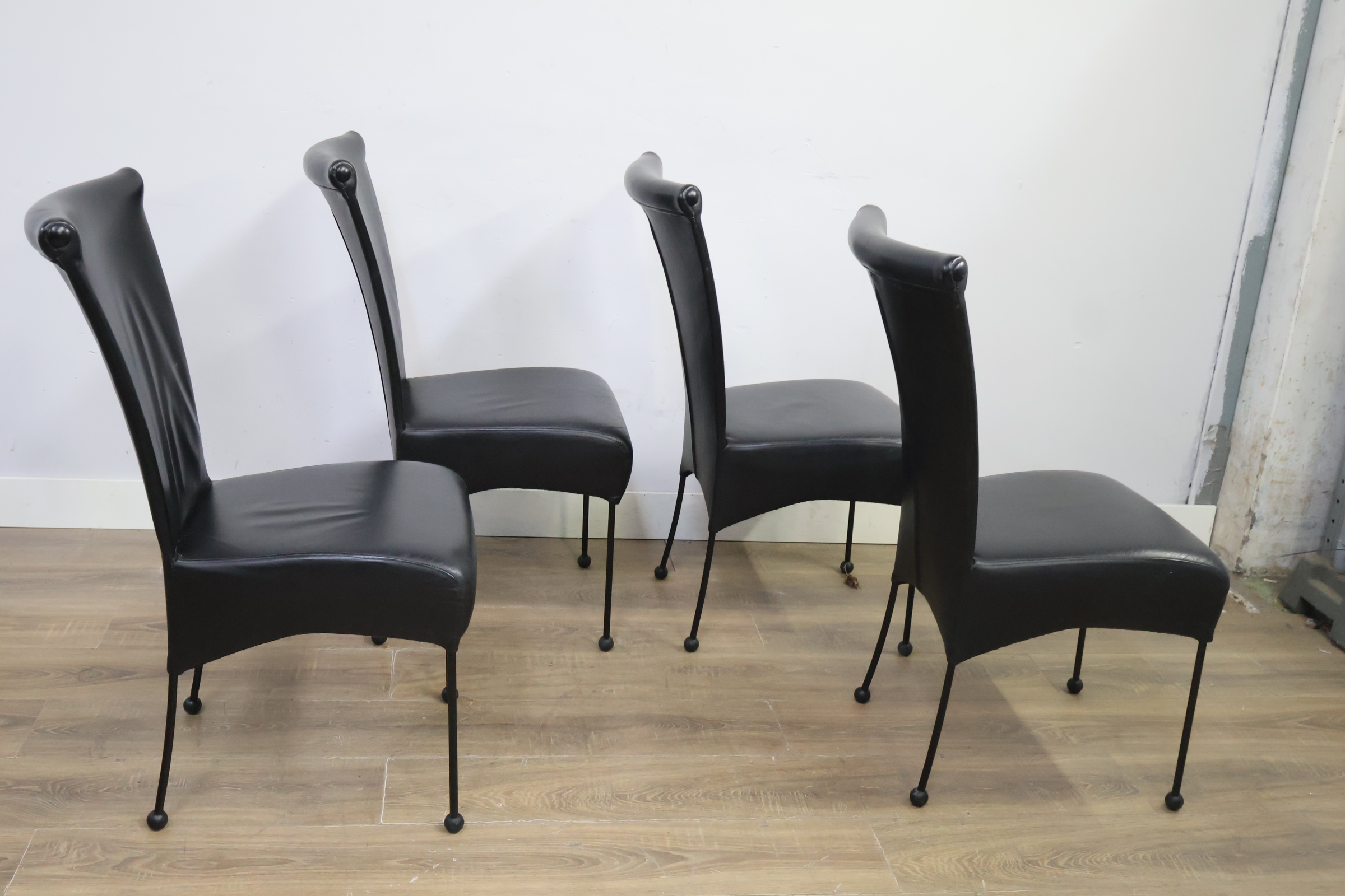 Set van vier zwarte design eetkamerstoelen – foto 3 – kavel bij GSD Auctions, Zoeterwoude