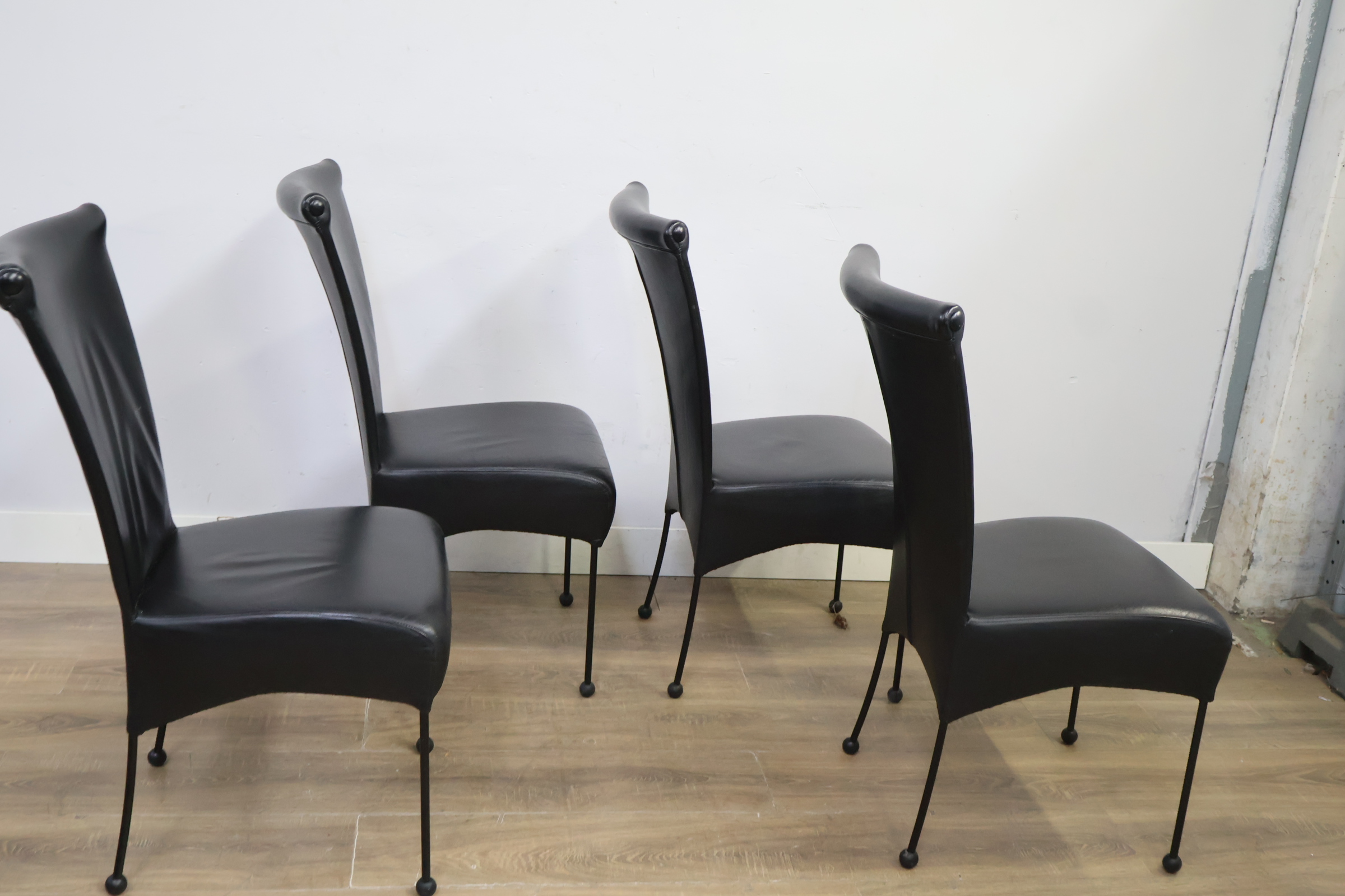 Set van vier zwarte design eetkamerstoelen – foto 4 – kavel bij GSD Auctions, Zoeterwoude