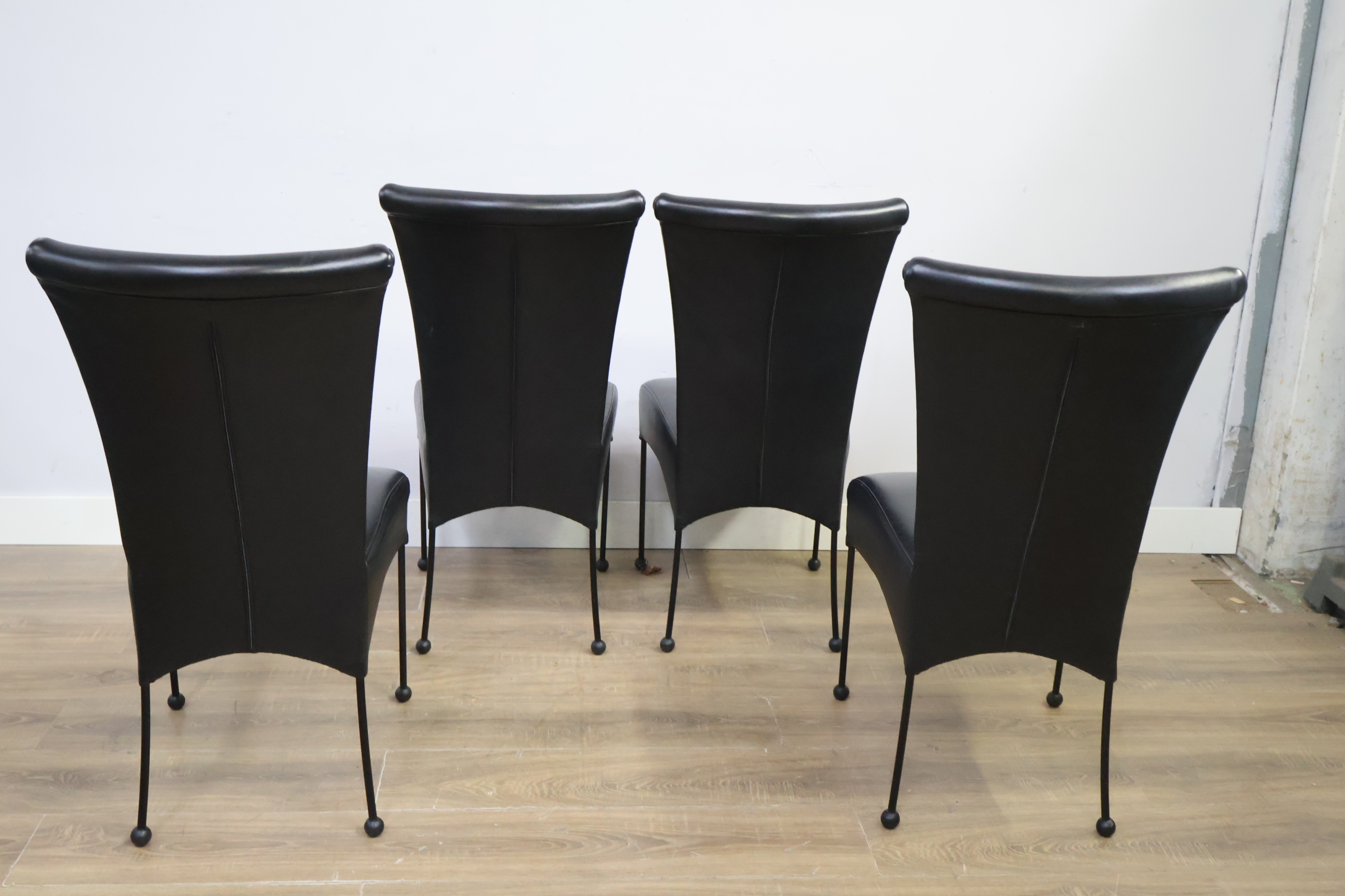 Set van vier zwarte design eetkamerstoelen – foto 5 – kavel bij GSD Auctions, Zoeterwoude