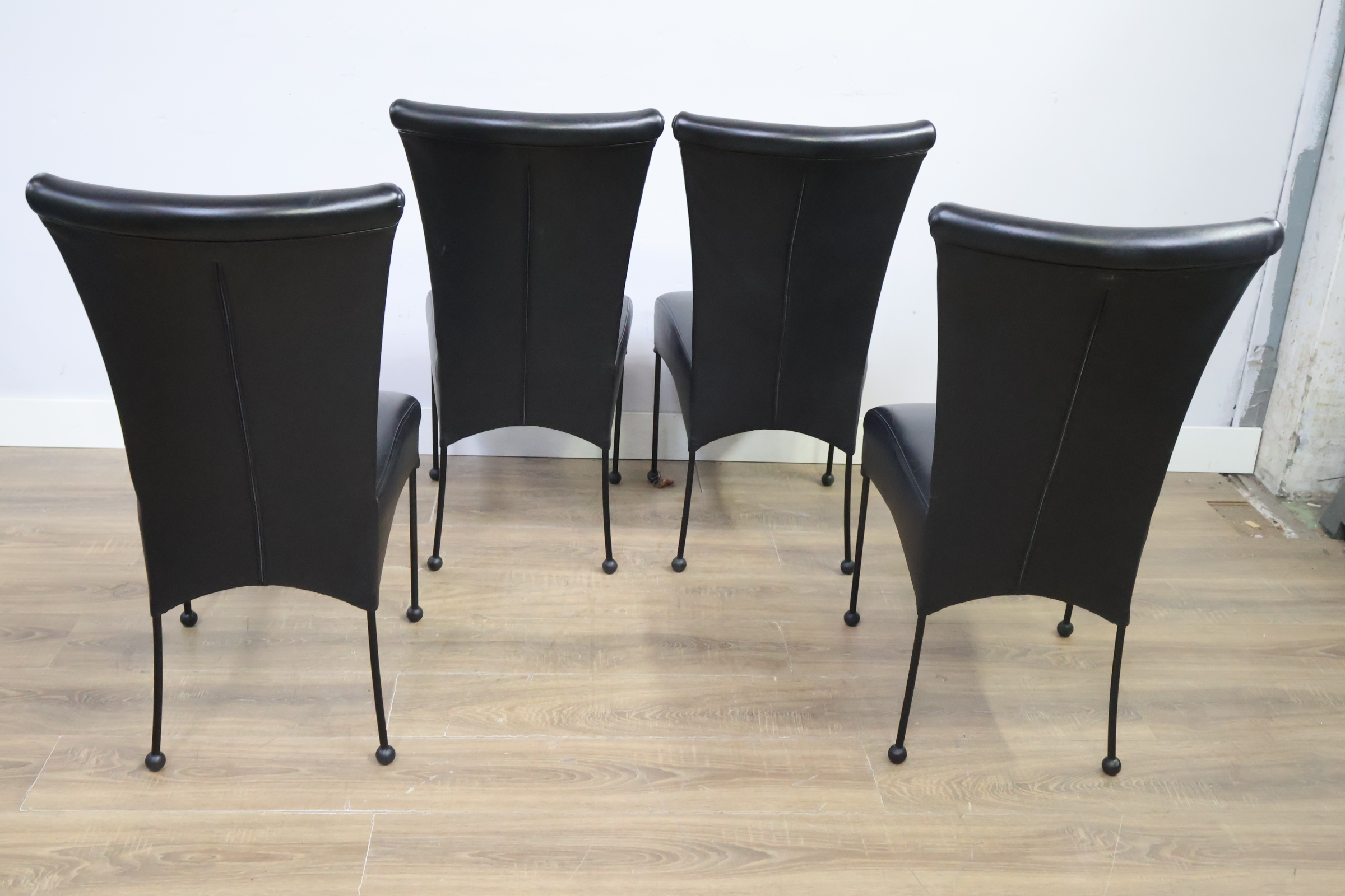 Set van vier zwarte design eetkamerstoelen – foto 6 – kavel bij GSD Auctions, Zoeterwoude