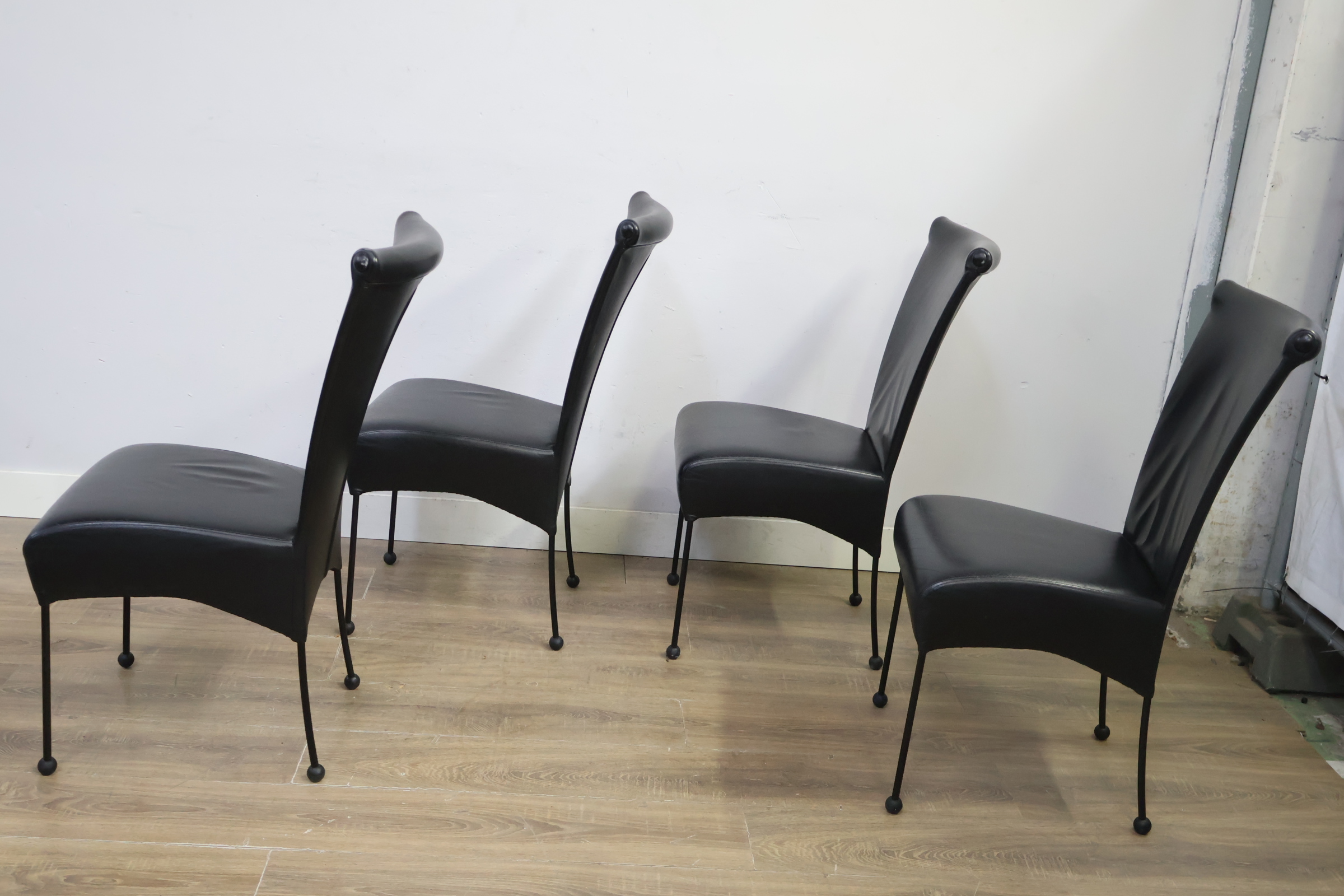 Set van vier zwarte design eetkamerstoelen – foto 7 – kavel bij GSD Auctions, Zoeterwoude