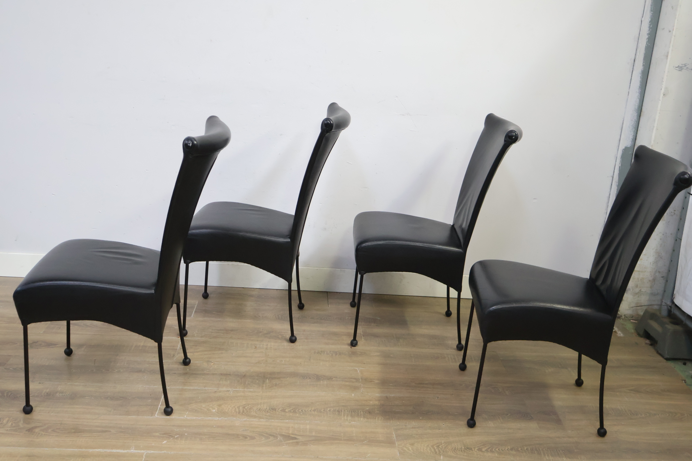 Set van vier zwarte design eetkamerstoelen – foto 8 – kavel bij GSD Auctions, Zoeterwoude