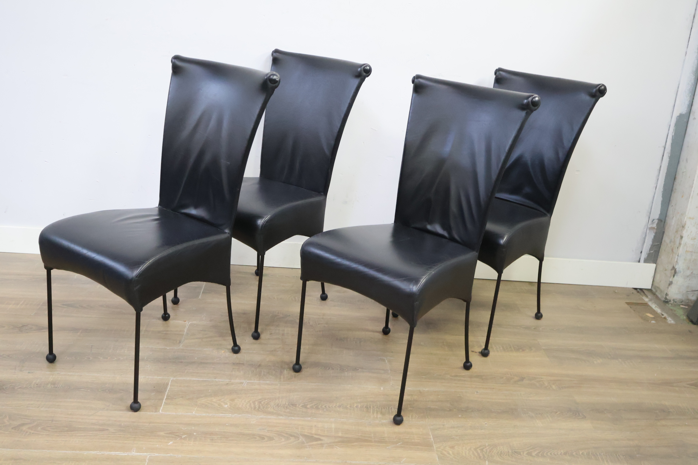 Set van vier zwarte design eetkamerstoelen – foto 9 – kavel bij GSD Auctions, Zoeterwoude