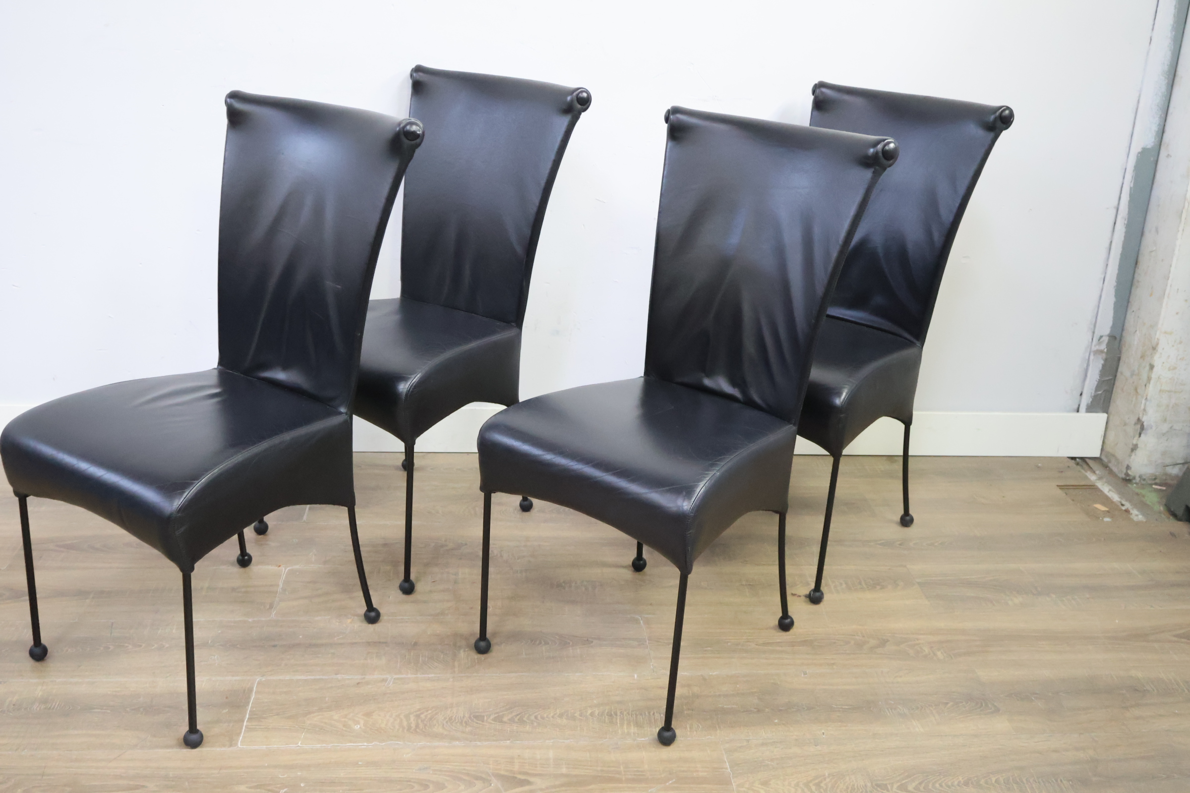 Set van vier zwarte design eetkamerstoelen – foto 10 – kavel bij GSD Auctions, Zoeterwoude