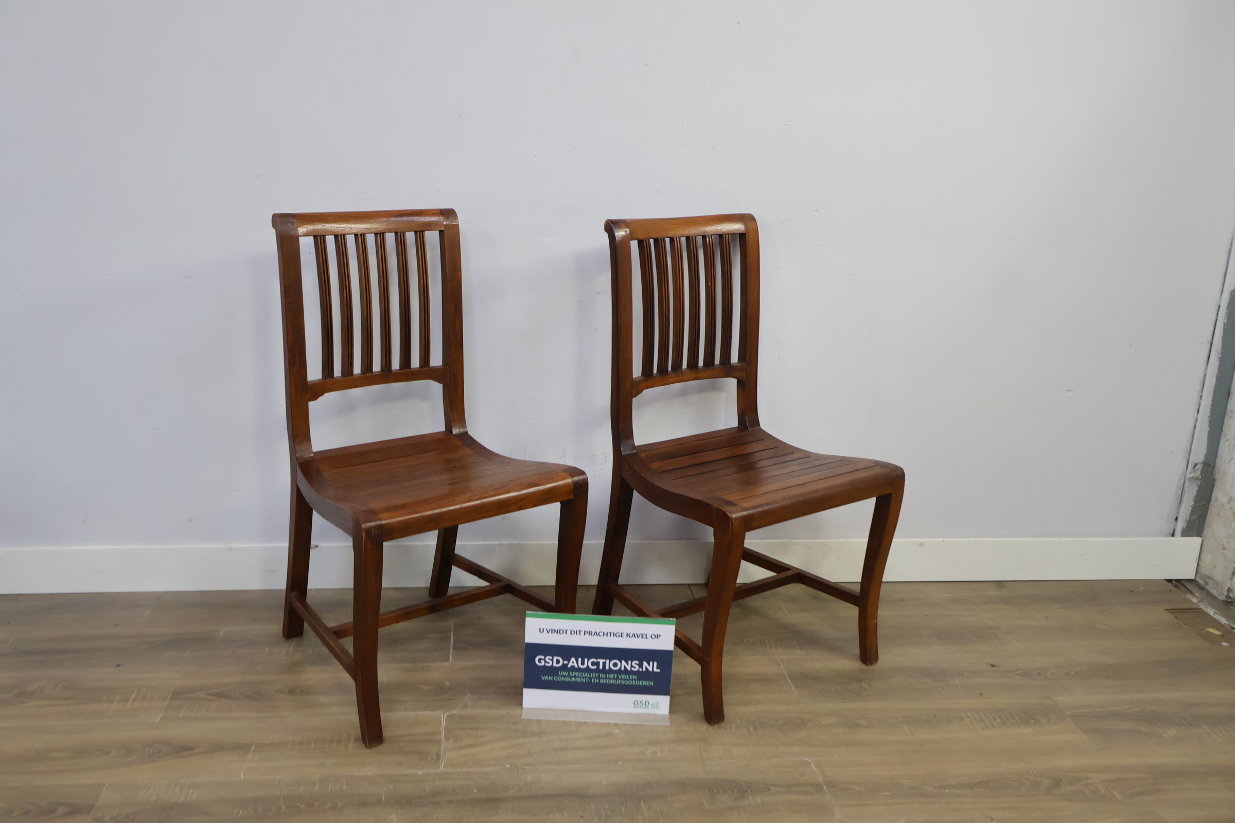 Set van 2 houten stoelen met spijlenrug – foto 2 – kavel bij GSD Auctions, Zoeterwoude