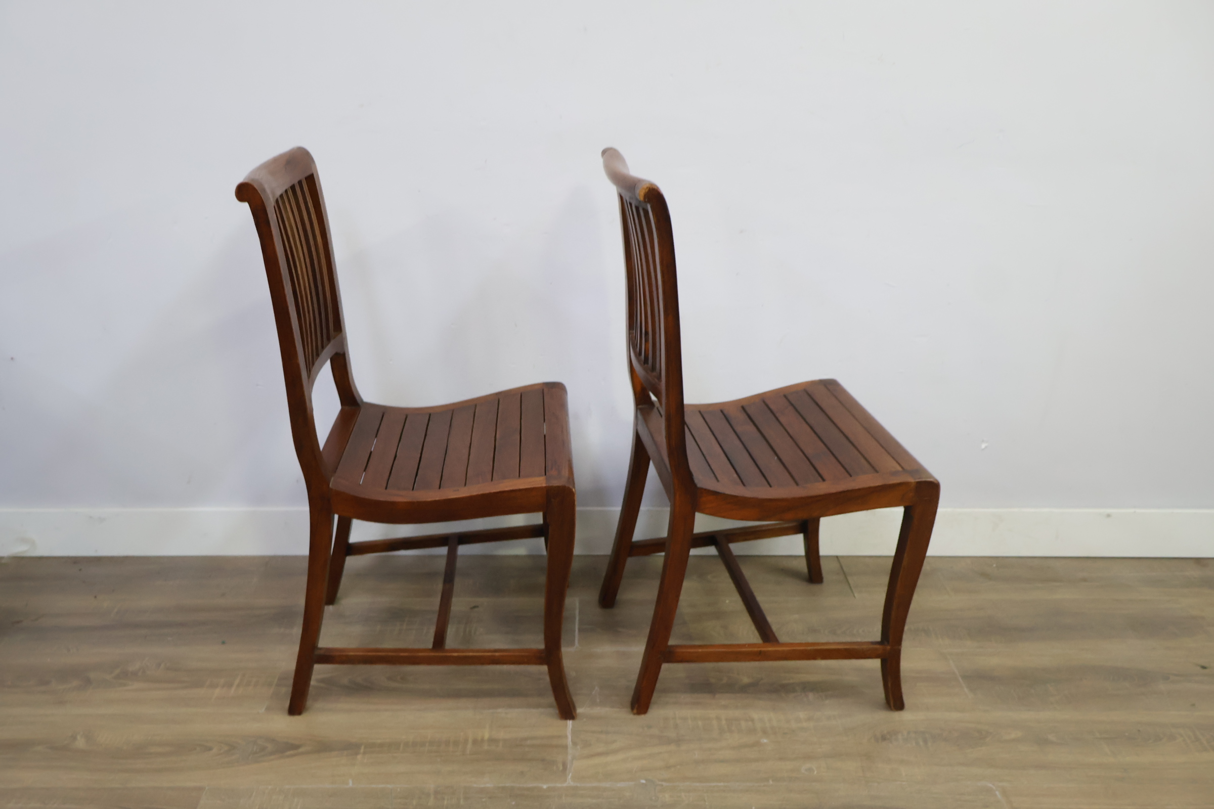 Set van 2 houten stoelen met spijlenrug – foto 3 – kavel bij GSD Auctions, Zoeterwoude