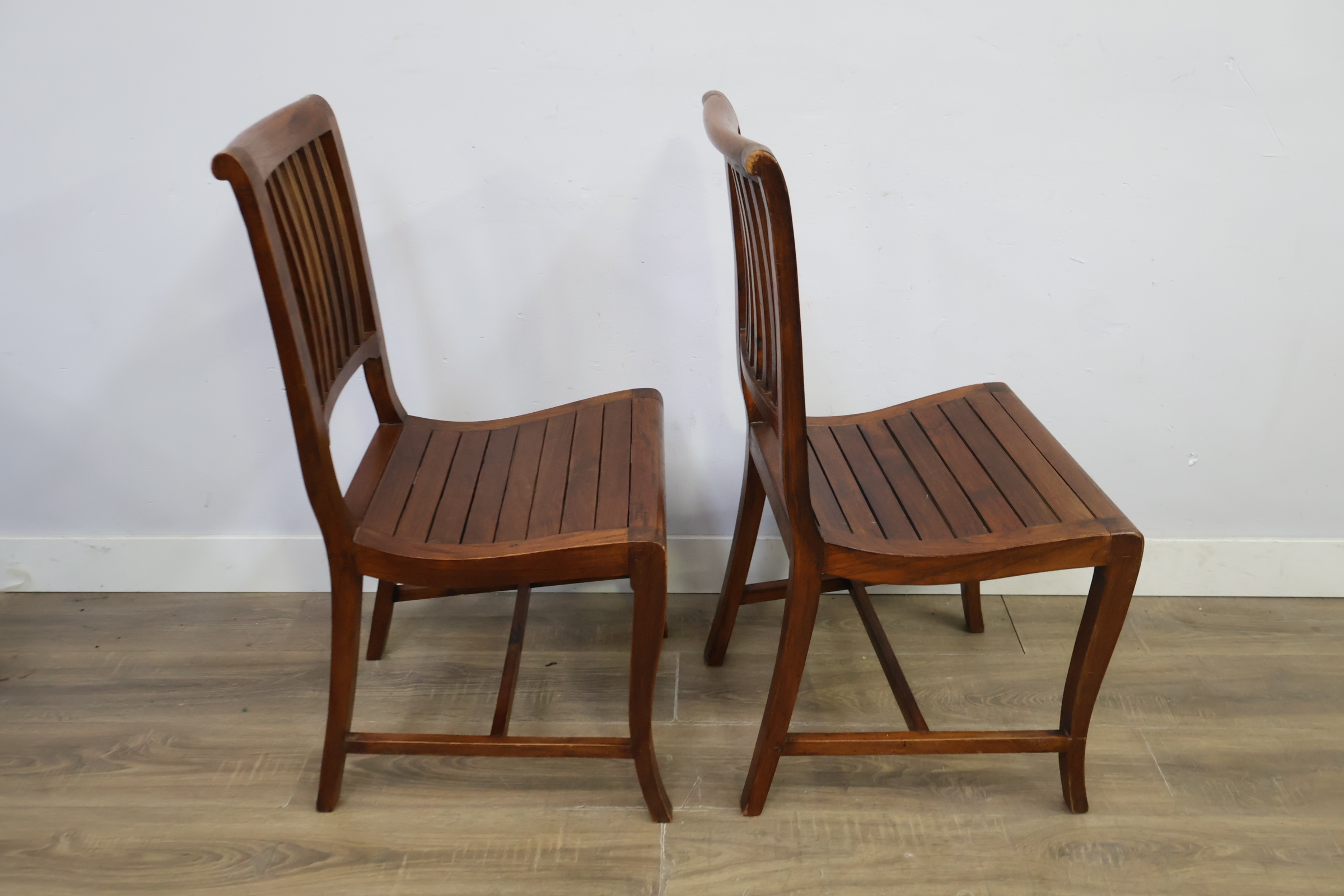Set van 2 houten stoelen met spijlenrug – foto 4 – kavel bij GSD Auctions, Zoeterwoude