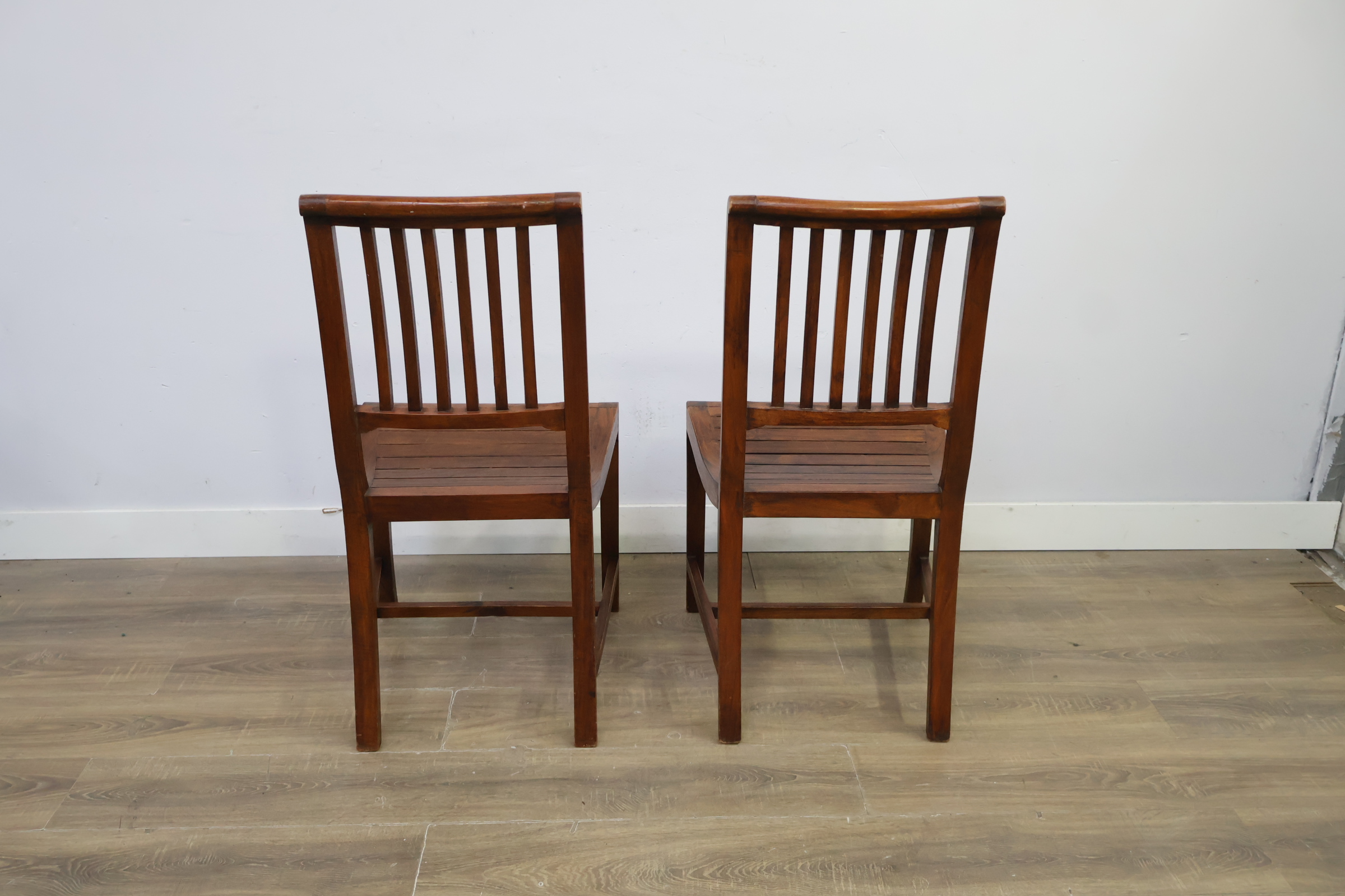 Set van 2 houten stoelen met spijlenrug – foto 5 – kavel bij GSD Auctions, Zoeterwoude