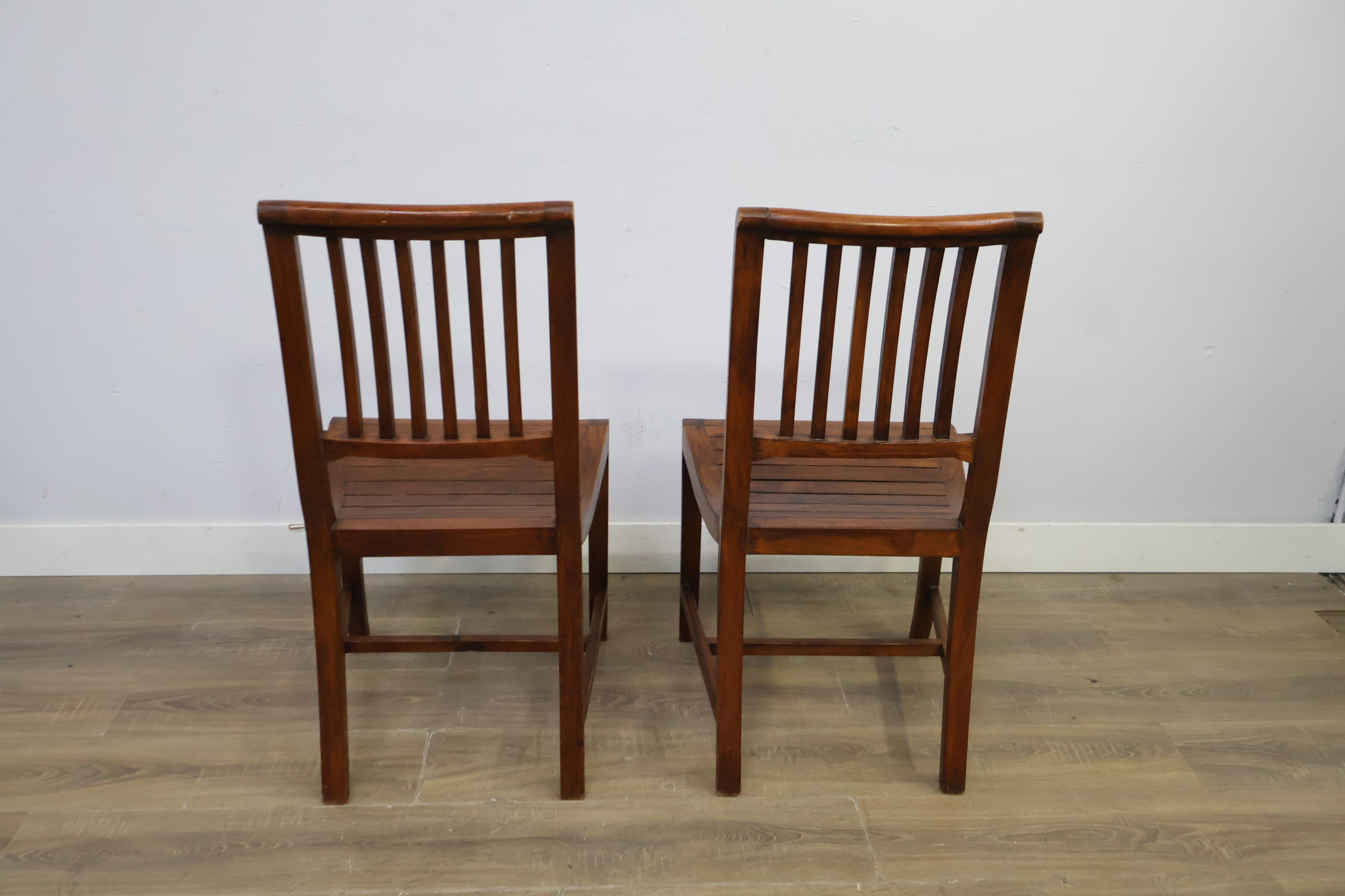 Set van 2 houten stoelen met spijlenrug – foto 6 – kavel bij GSD Auctions, Zoeterwoude