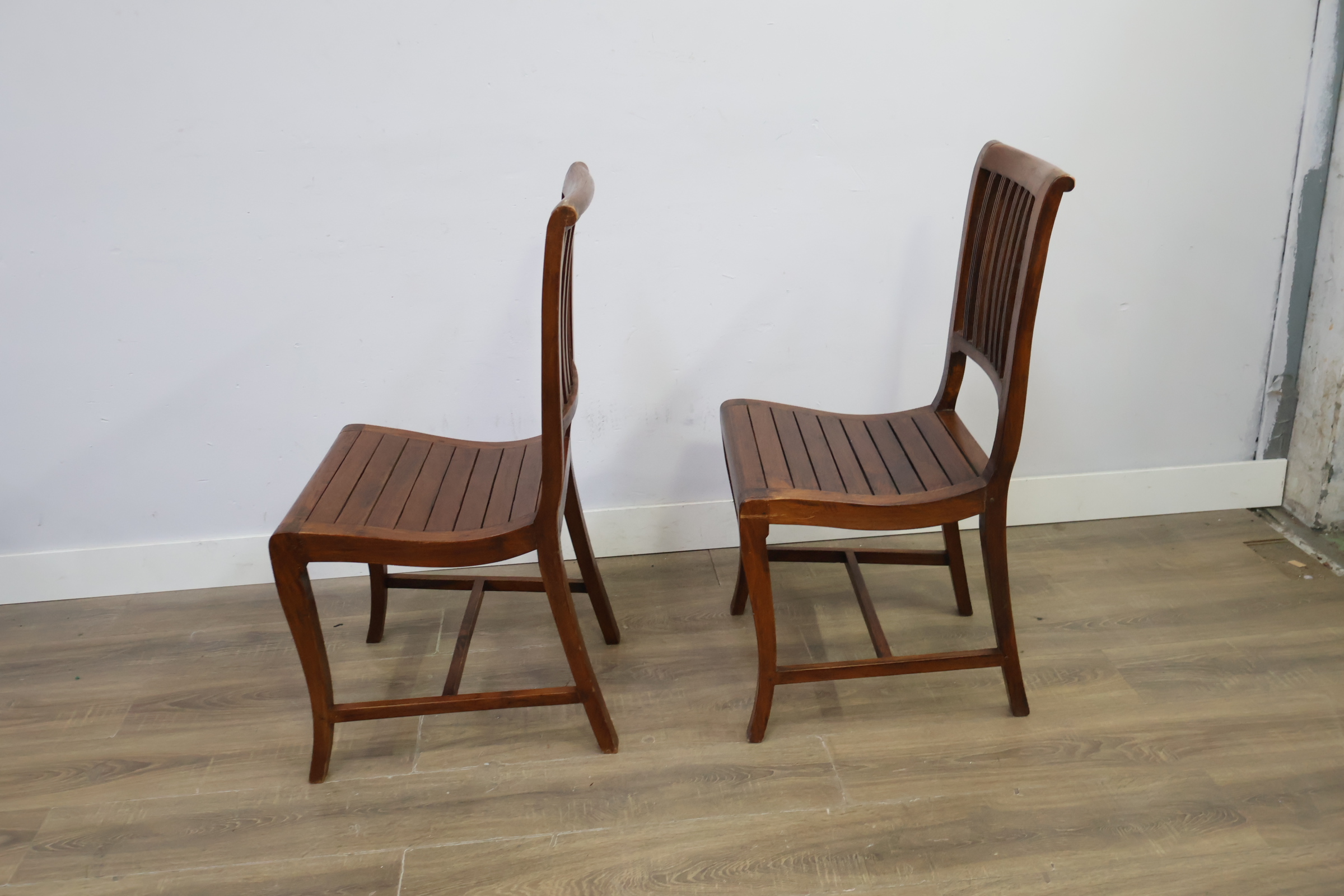 Set van 2 houten stoelen met spijlenrug – foto 7 – kavel bij GSD Auctions, Zoeterwoude