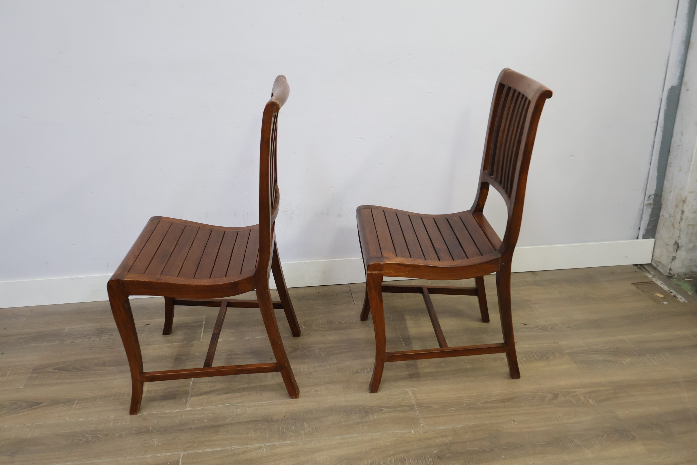 Set van 2 houten stoelen met spijlenrug – foto 8 – kavel bij GSD Auctions, Zoeterwoude