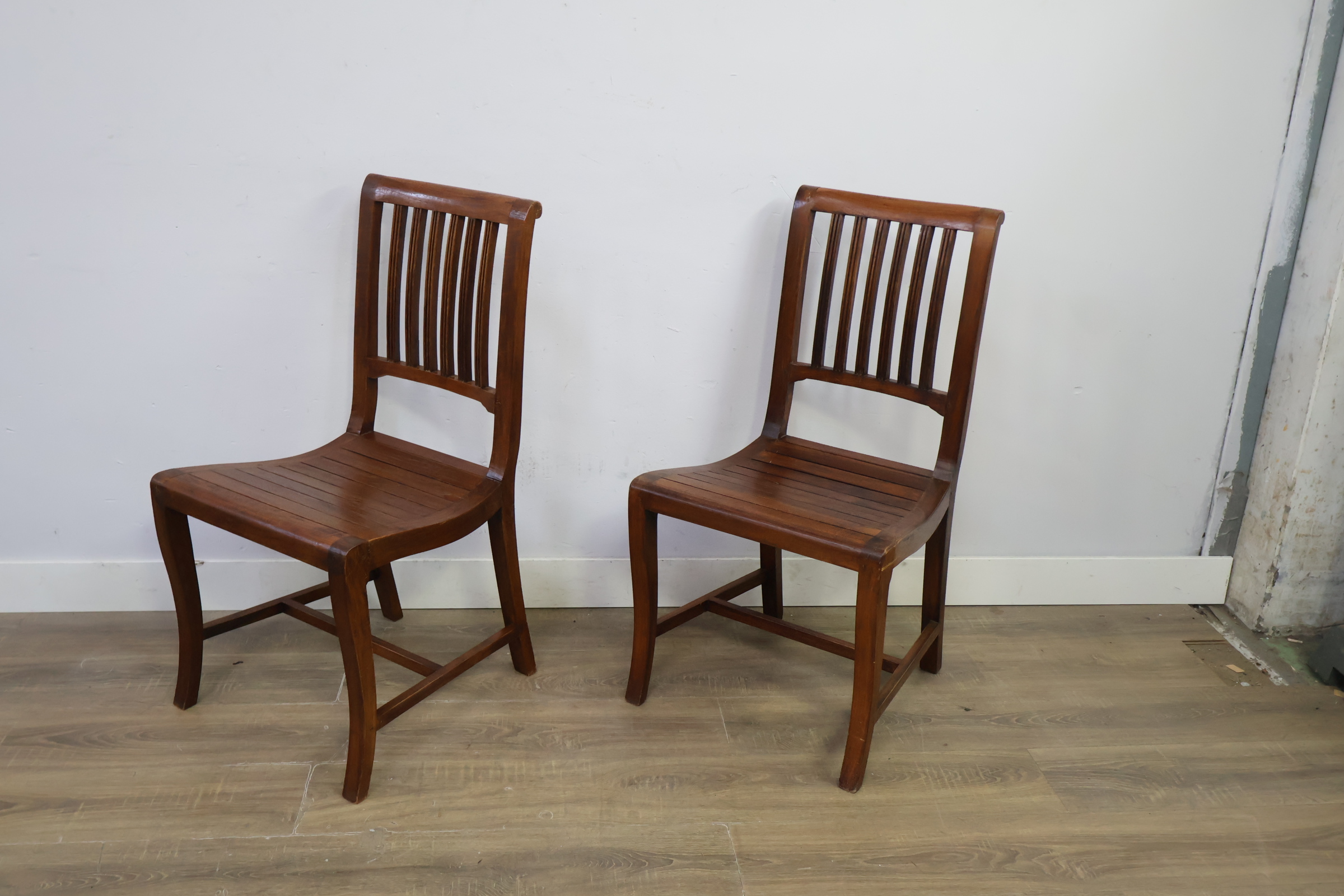 Set van 2 houten stoelen met spijlenrug – foto 9 – kavel bij GSD Auctions, Zoeterwoude
