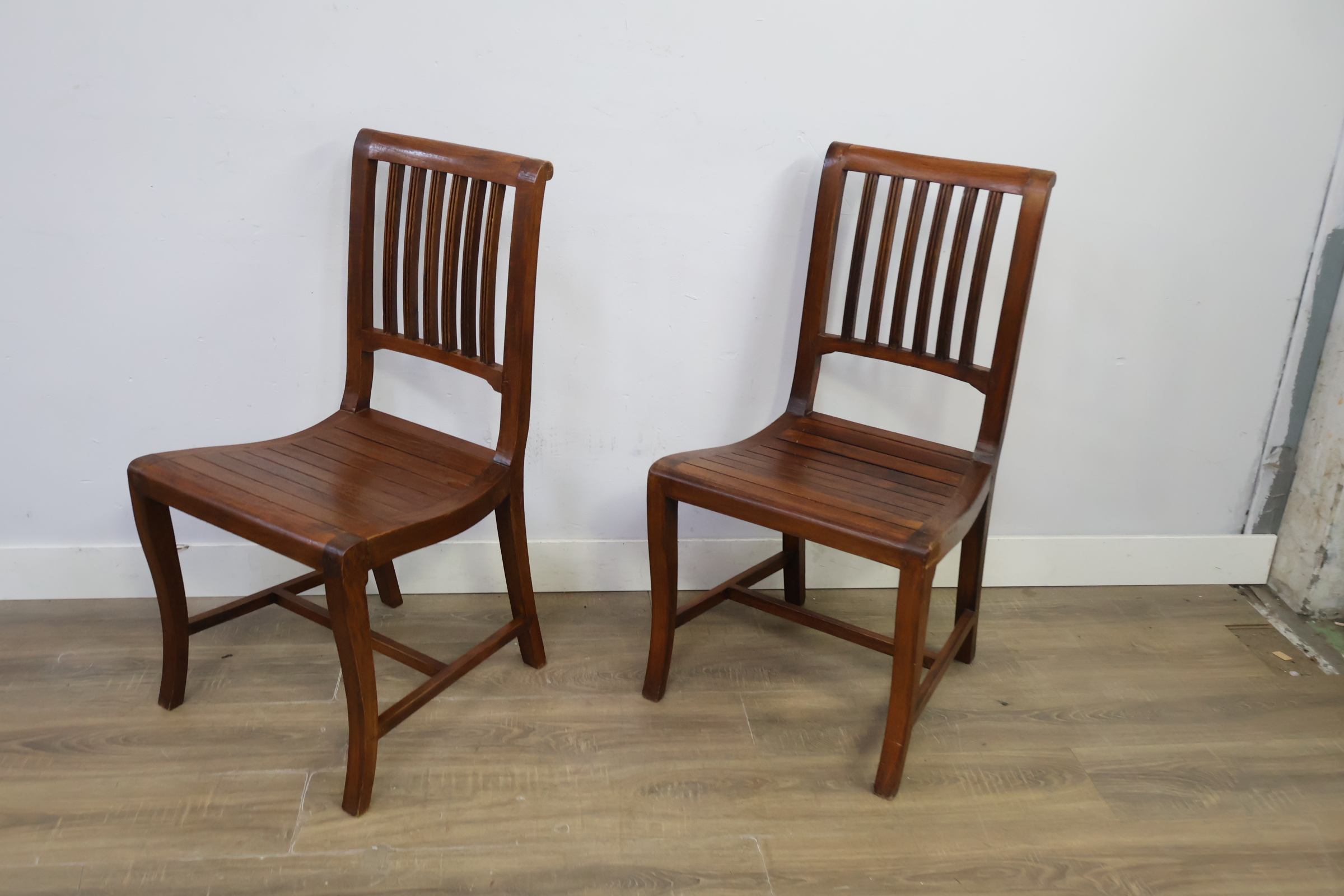 Set van 2 houten stoelen met spijlenrug – foto 10 – kavel bij GSD Auctions, Zoeterwoude