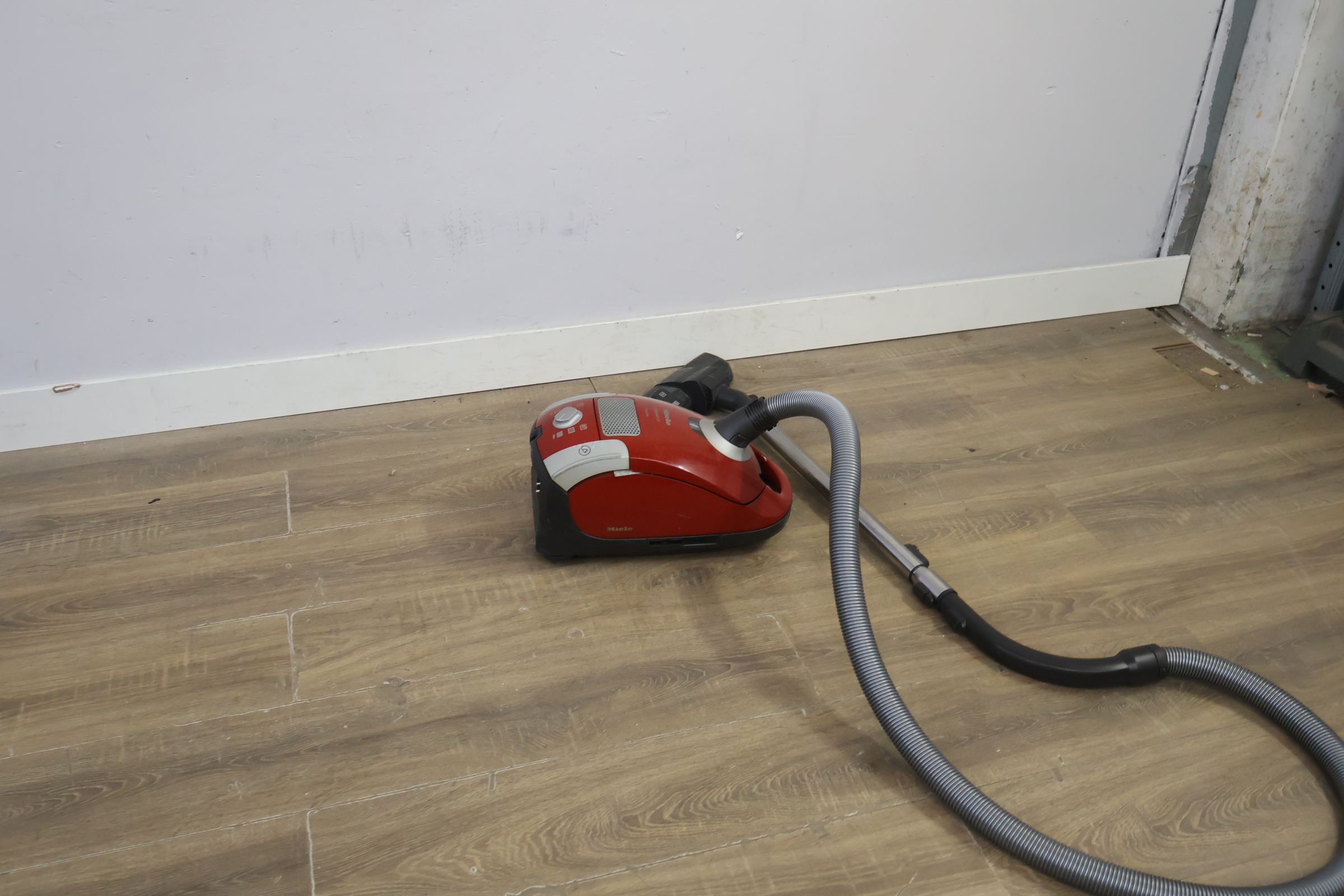 Miele Complete C1 Electroline stofzuiger – foto 3 – kavel bij GSD Auctions, Zoeterwoude