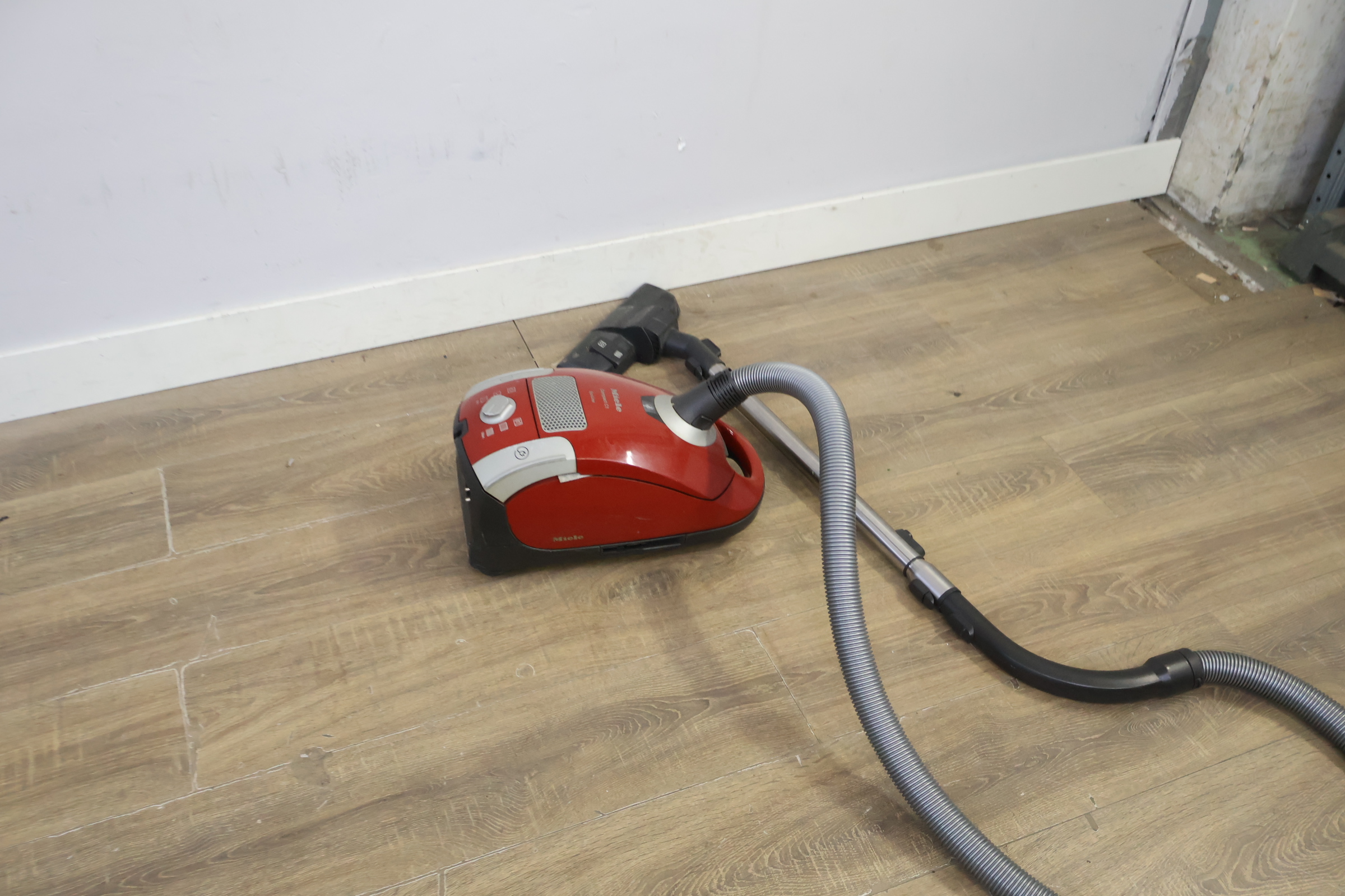Miele Complete C1 Electroline stofzuiger – foto 4 – kavel bij GSD Auctions, Zoeterwoude