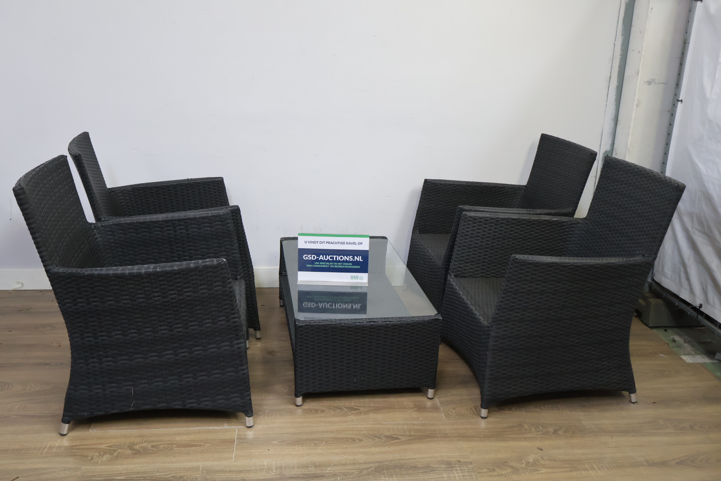 Zes zwarte rotan tuinstoelen met glazen tuintafel – kavel bij GSD Auctions, Zoeterwoude