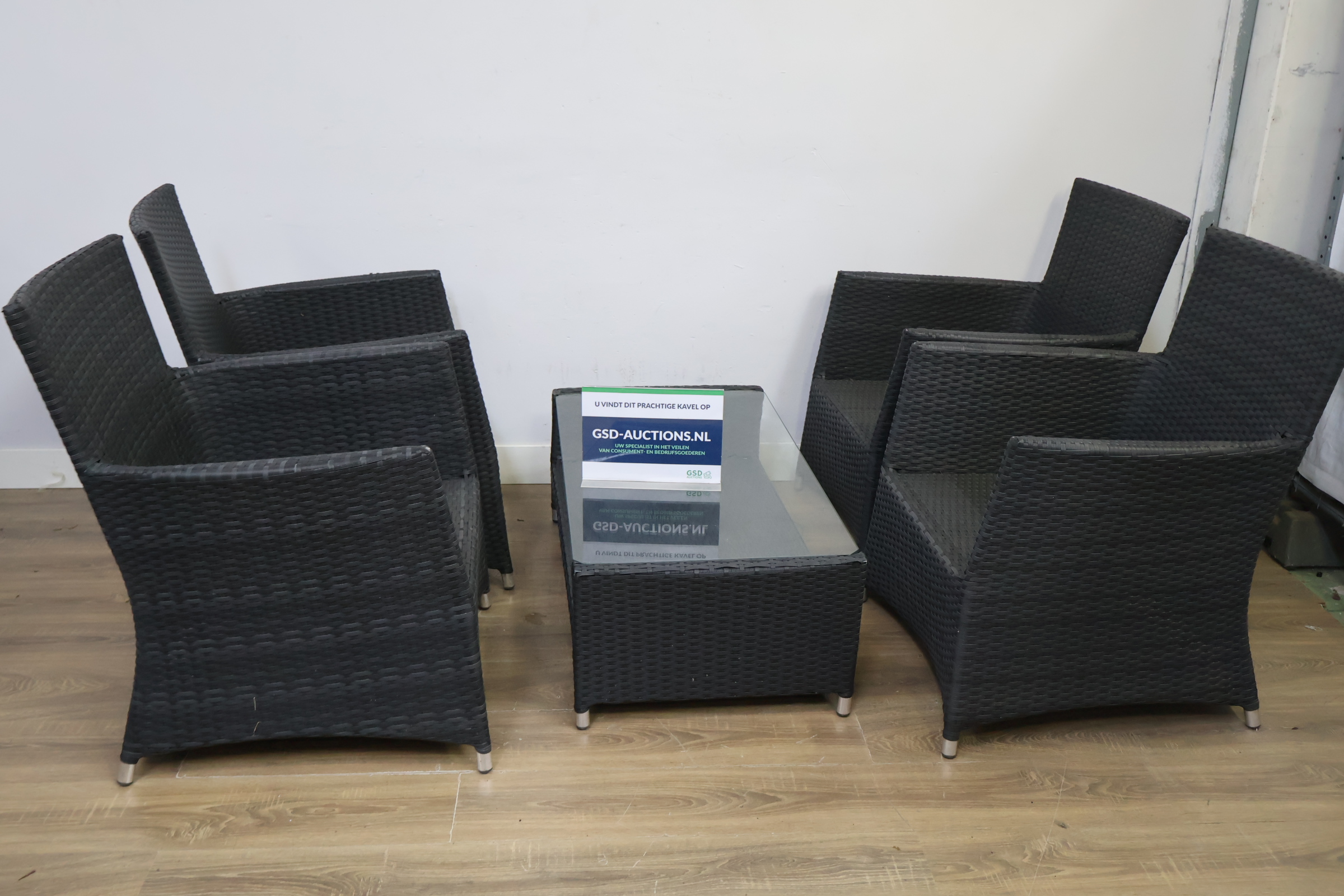 Zes zwarte rotan tuinstoelen met glazen tuintafel – foto 2 – kavel bij GSD Auctions, Zoeterwoude