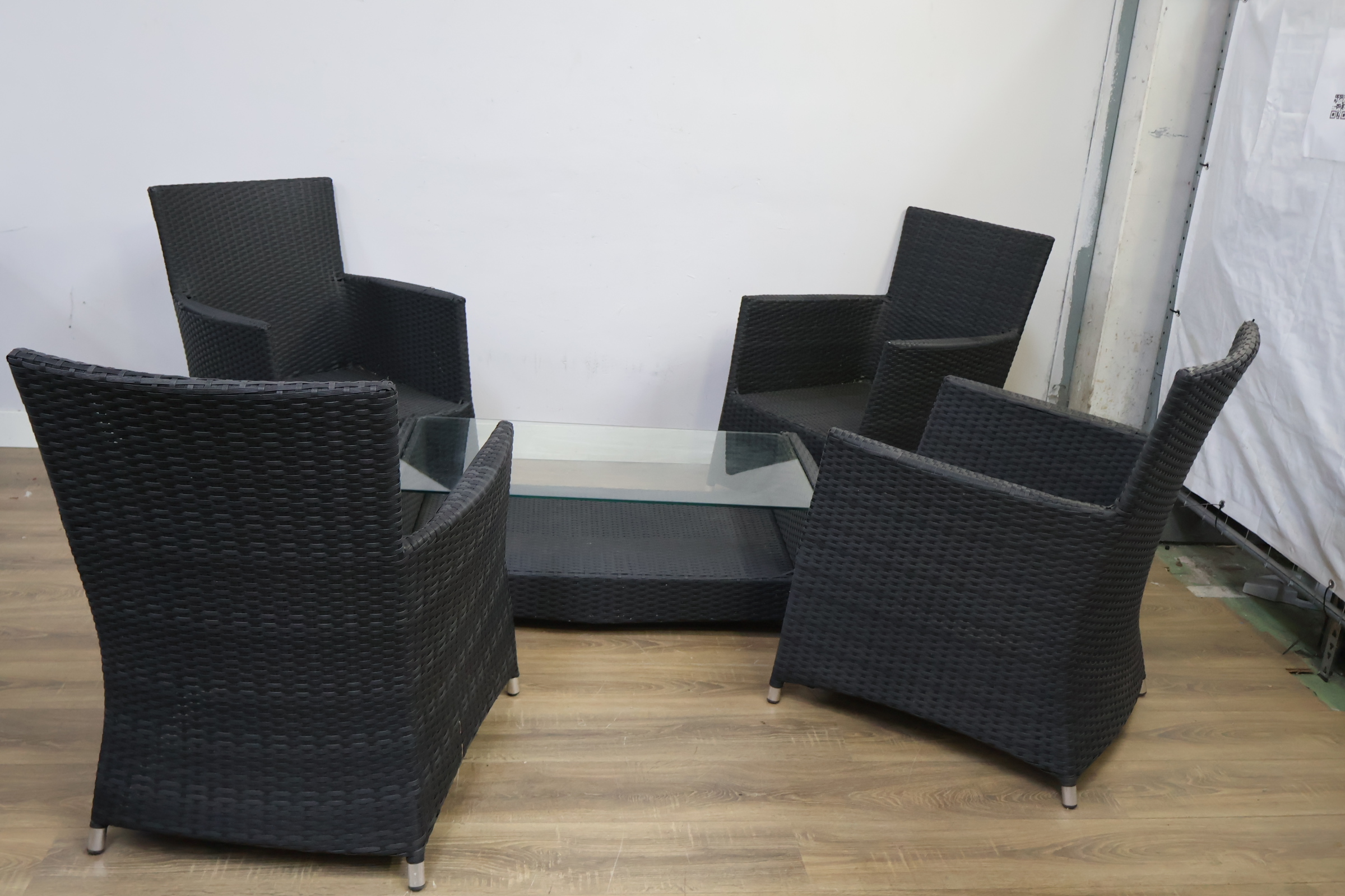 Zes zwarte rotan tuinstoelen met glazen tuintafel – foto 3 – kavel bij GSD Auctions, Zoeterwoude