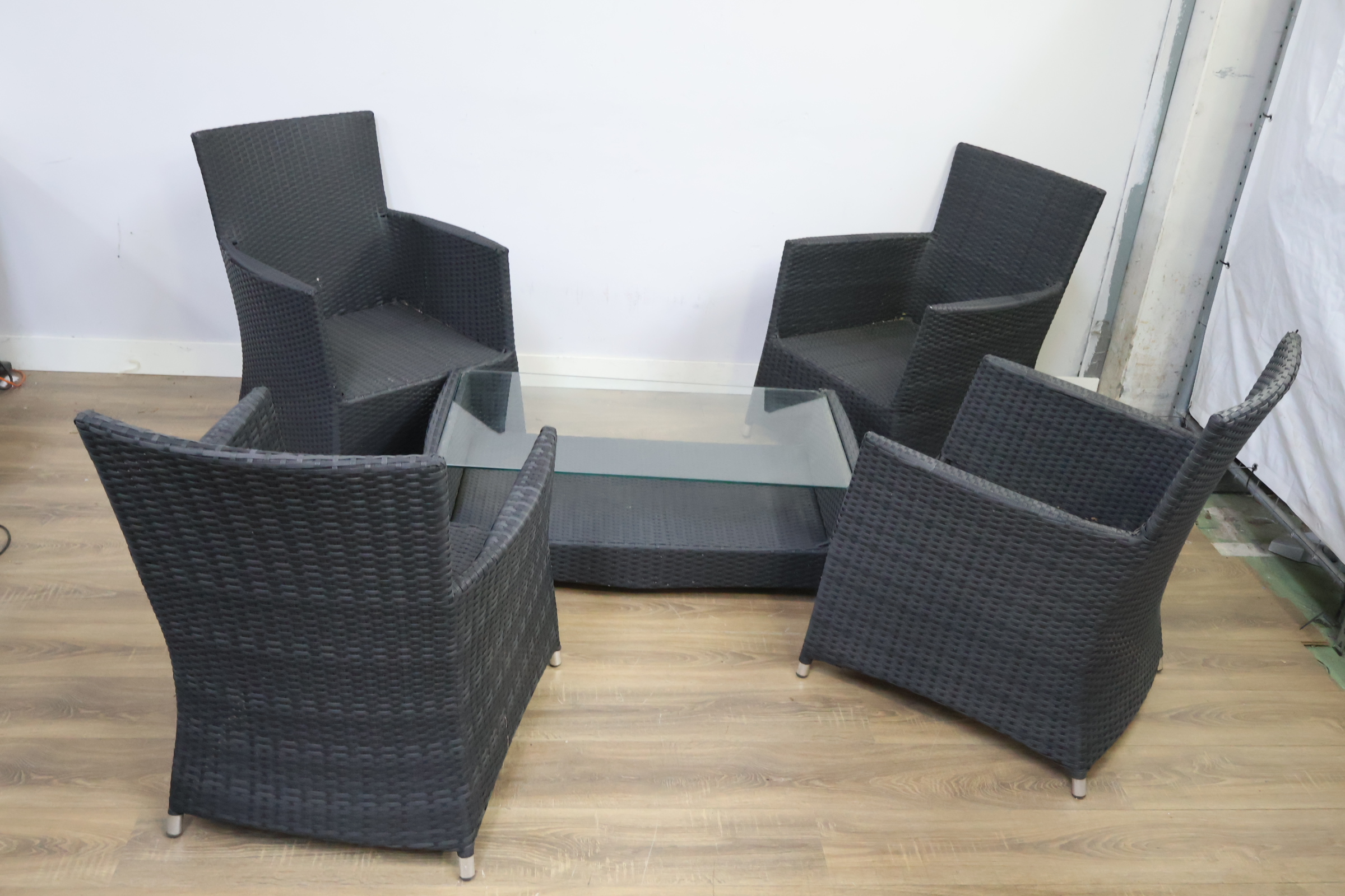 Zes zwarte rotan tuinstoelen met glazen tuintafel – foto 4 – kavel bij GSD Auctions, Zoeterwoude