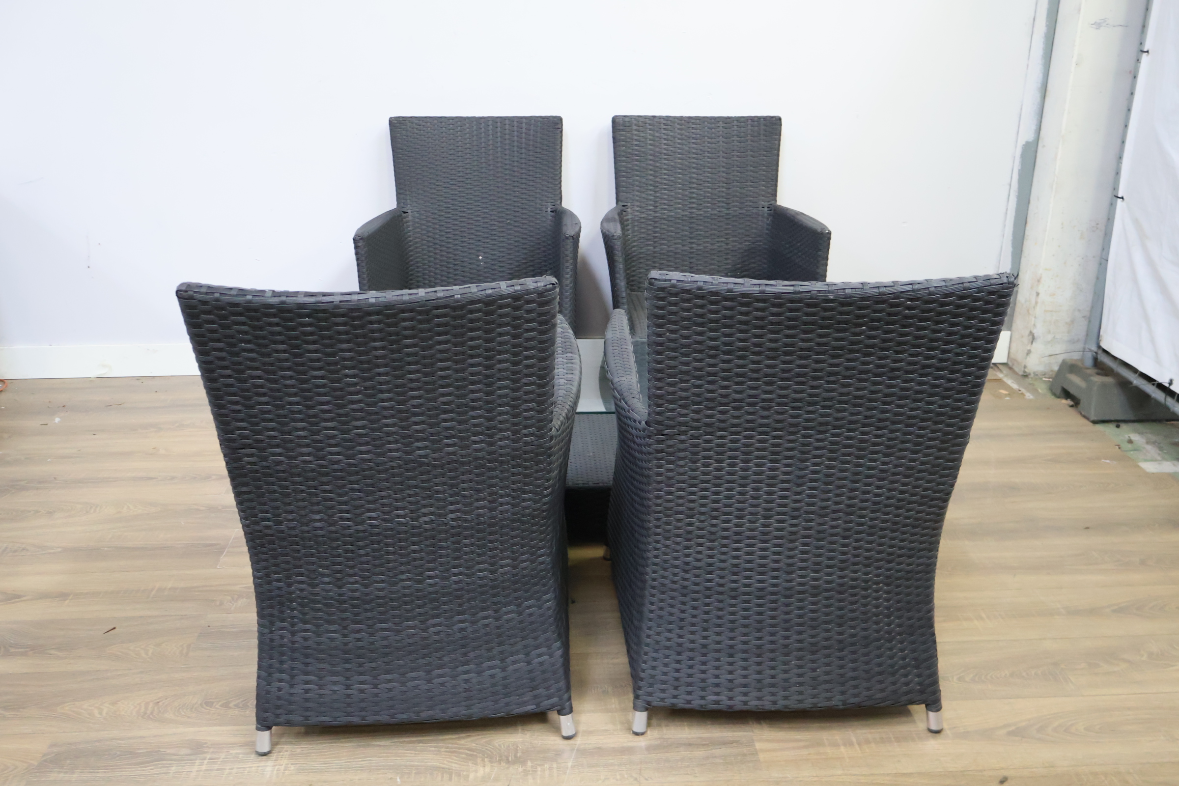 Zes zwarte rotan tuinstoelen met glazen tuintafel – foto 5 – kavel bij GSD Auctions, Zoeterwoude