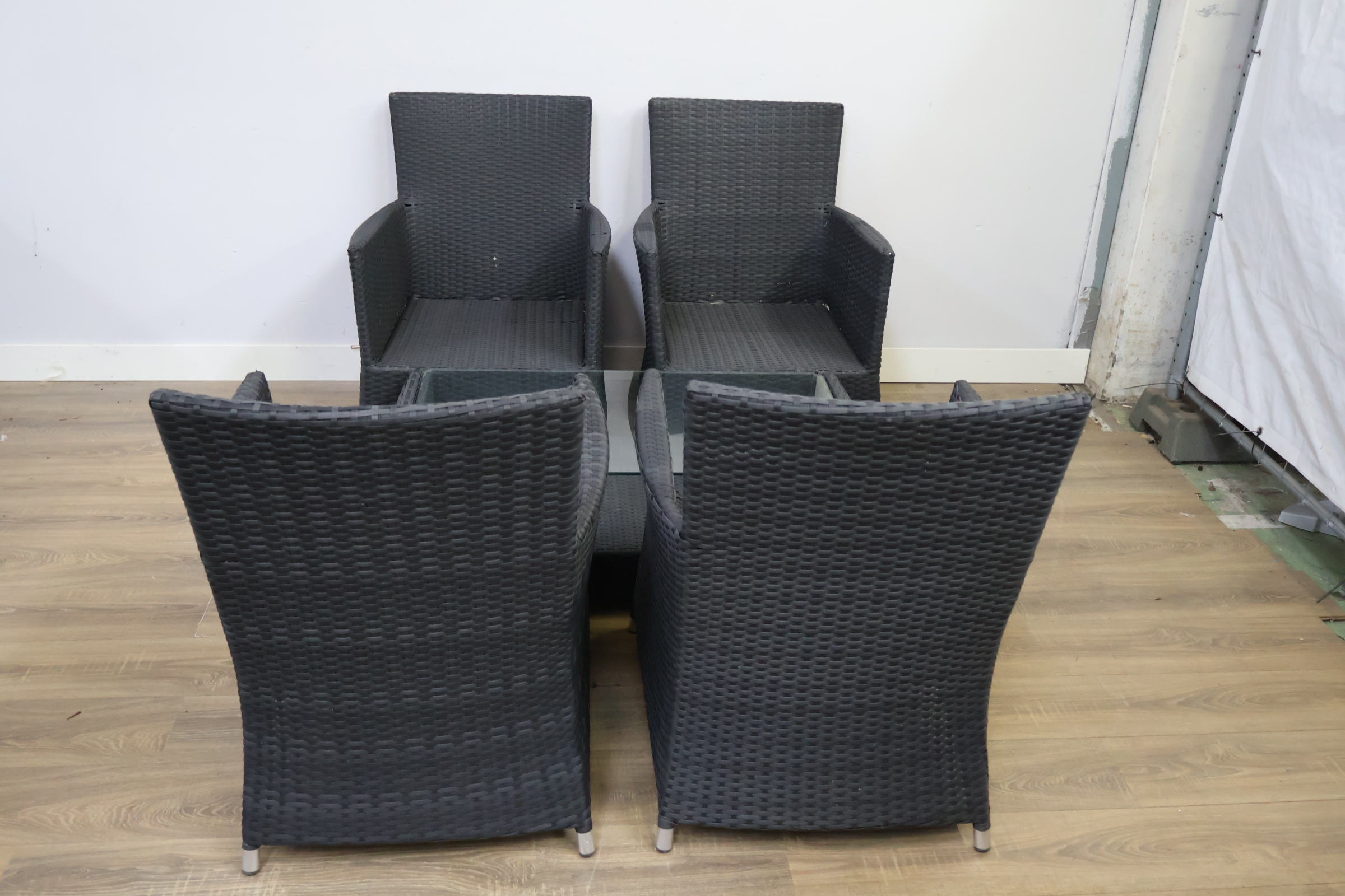 Zes zwarte rotan tuinstoelen met glazen tuintafel – foto 6 – kavel bij GSD Auctions, Zoeterwoude