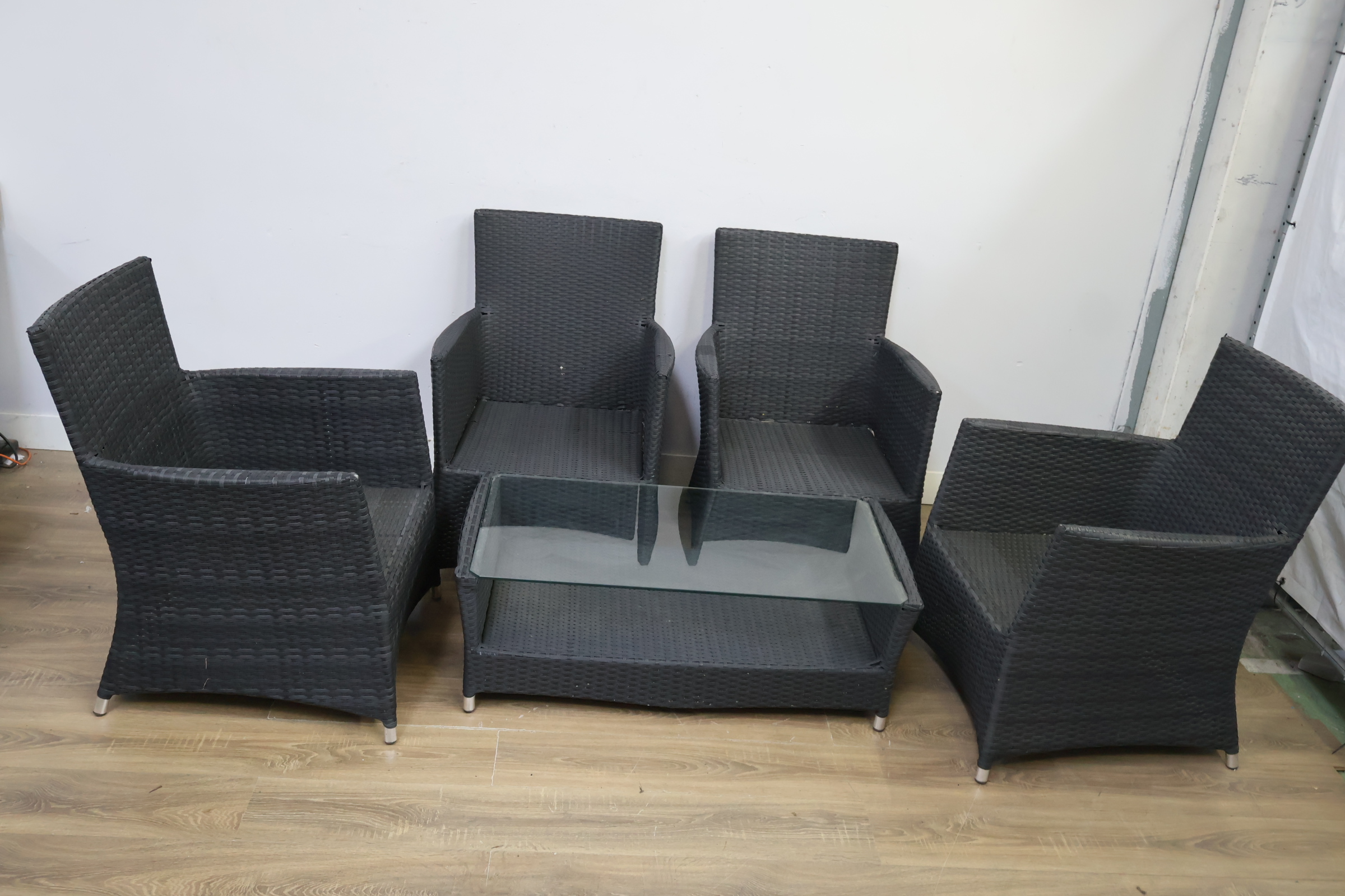 Zes zwarte rotan tuinstoelen met glazen tuintafel – foto 8 – kavel bij GSD Auctions, Zoeterwoude