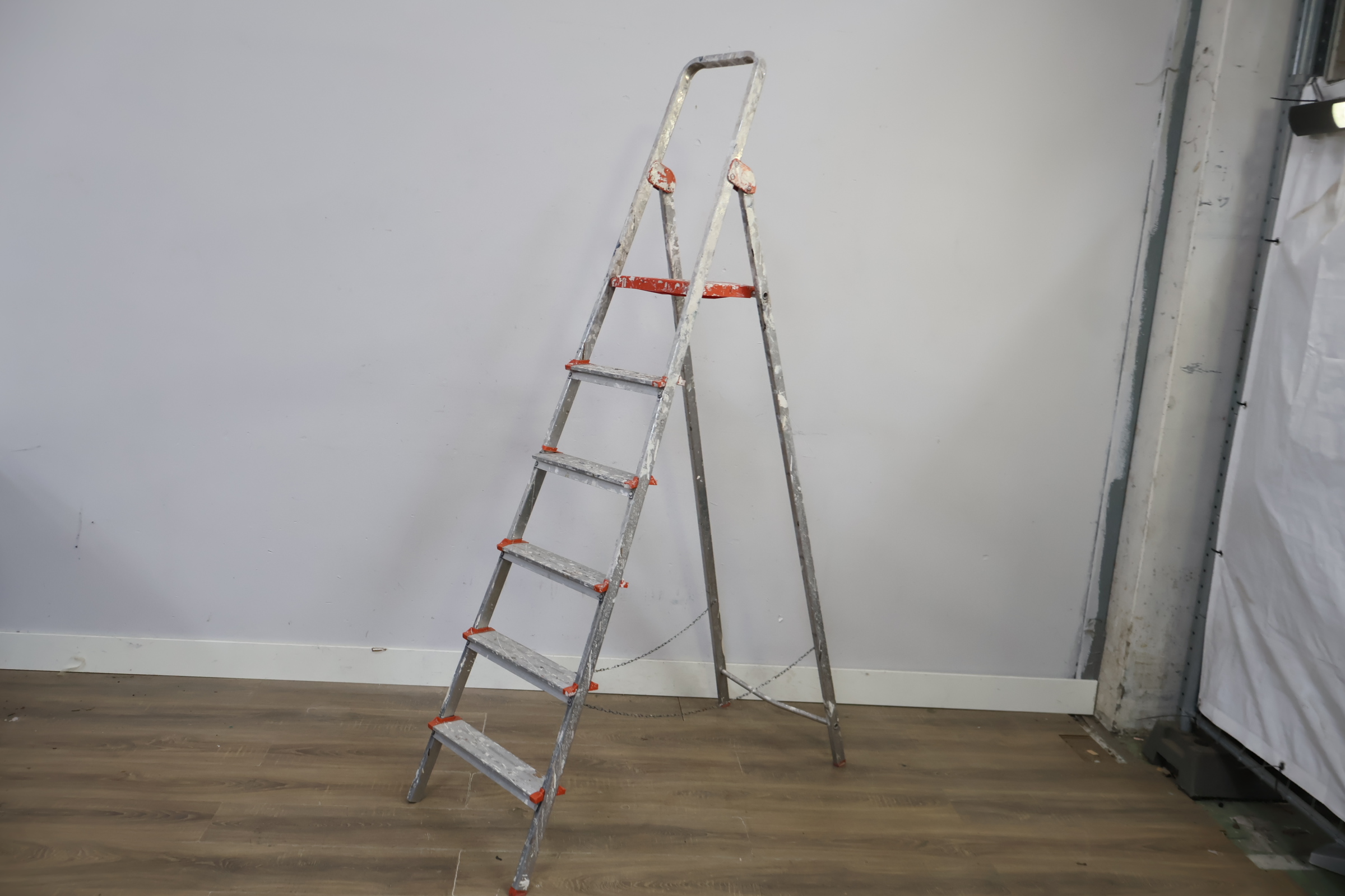 Aluminium zespits trapladder – foto 10 – kavel bij GSD Auctions, Zoeterwoude