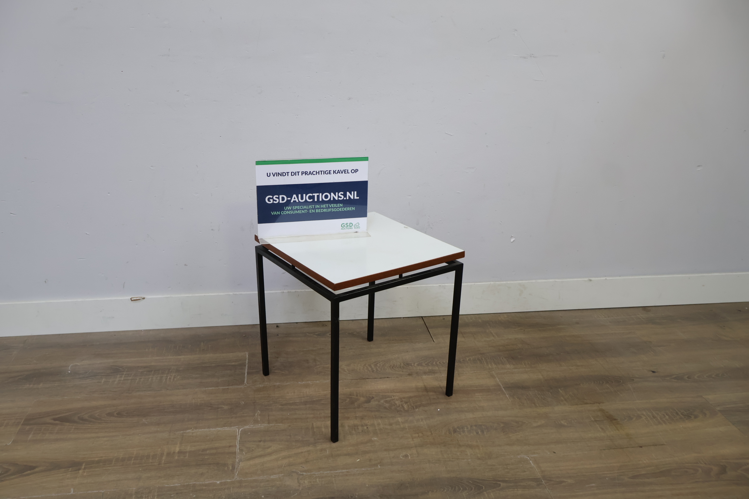 Wit vierkant bijzettafeltje met zwart metalen frame – kavel bij GSD Auctions, Zoeterwoude