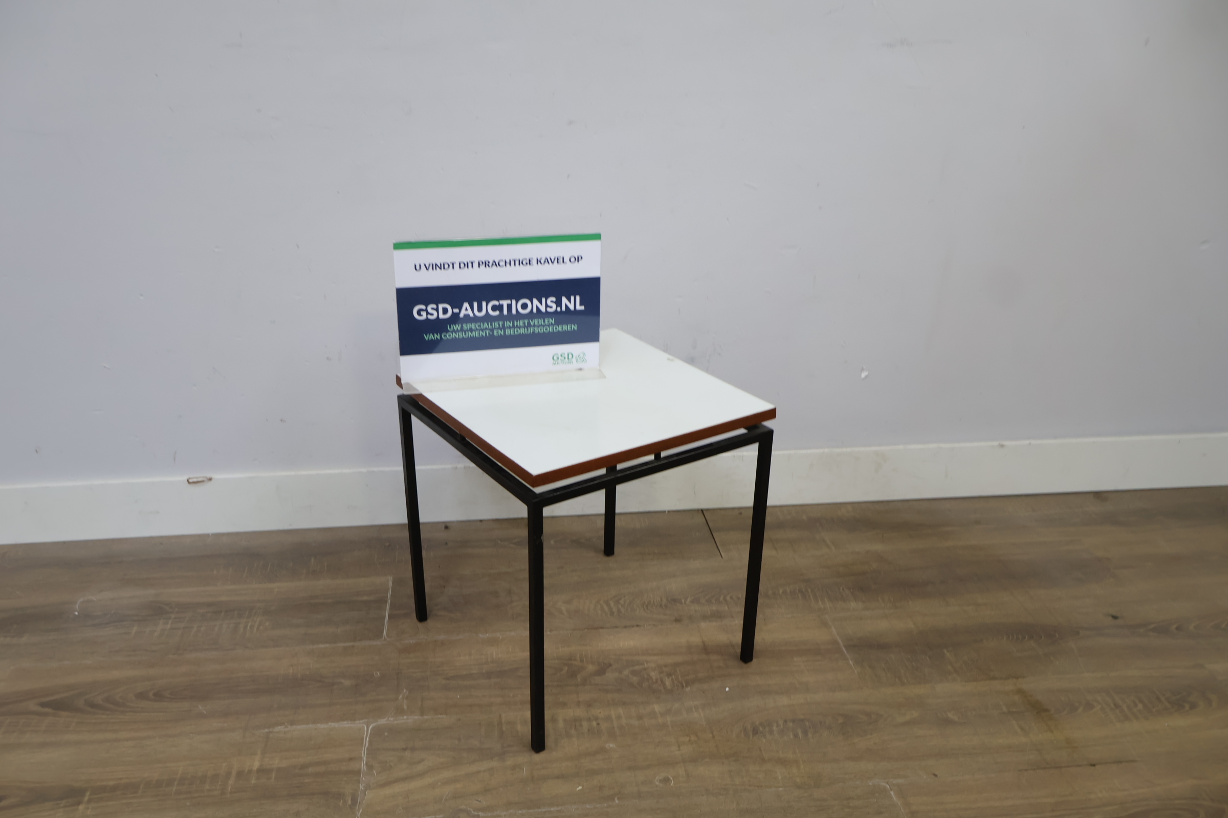 Wit vierkant bijzettafeltje met zwart metalen frame – foto 2 – kavel bij GSD Auctions, Zoeterwoude