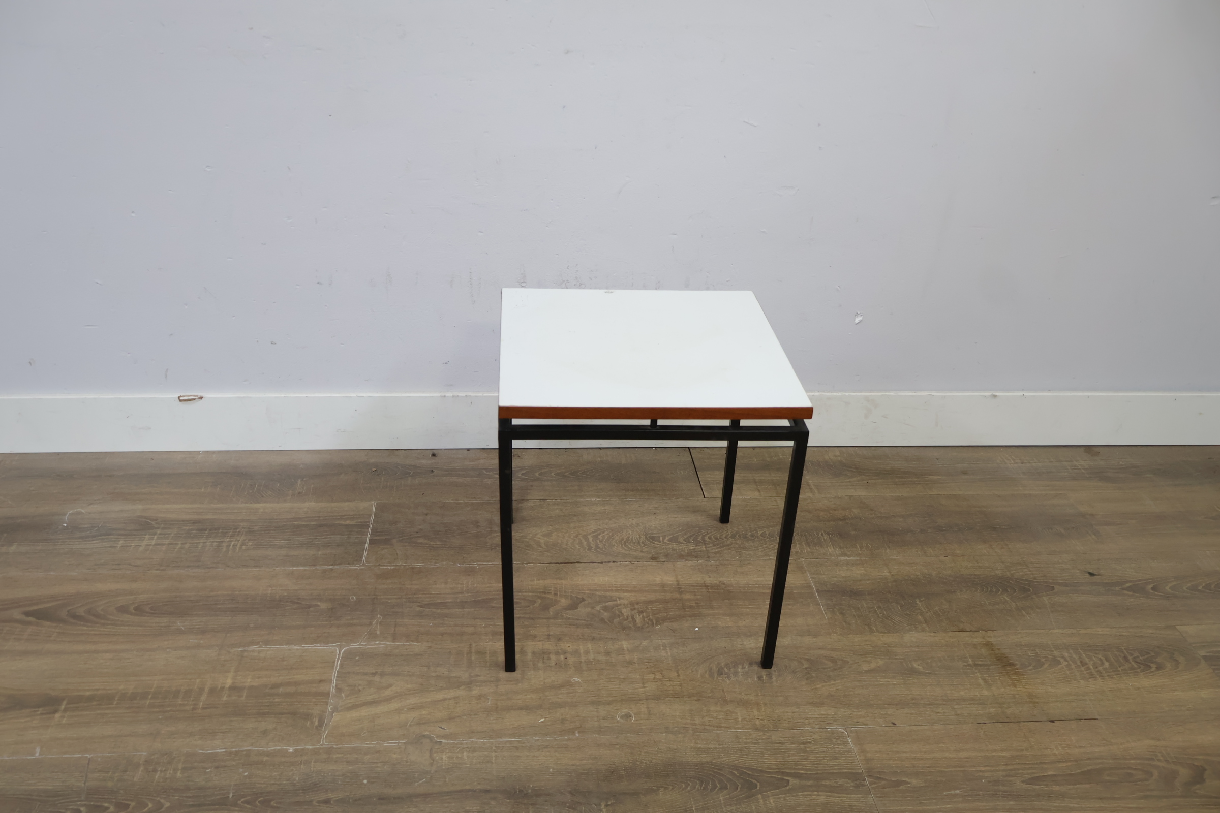 Wit vierkant bijzettafeltje met zwart metalen frame – foto 3 – kavel bij GSD Auctions, Zoeterwoude