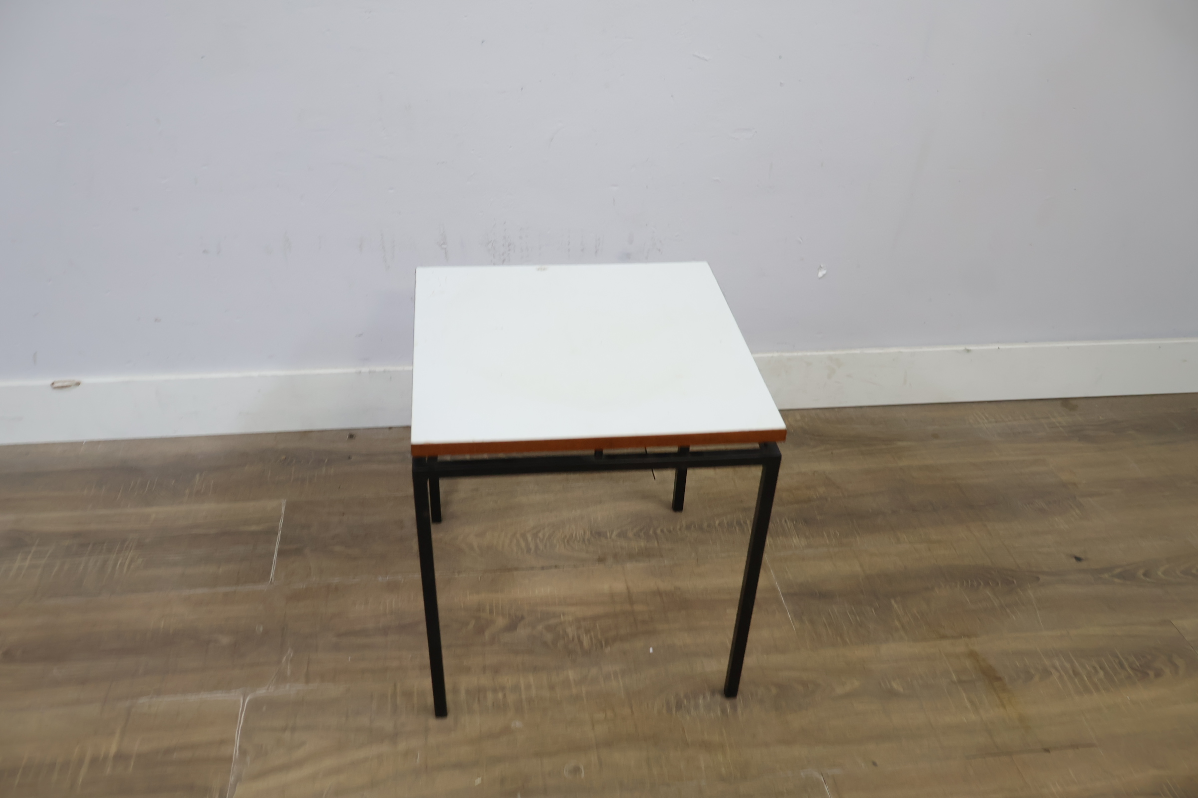 Wit vierkant bijzettafeltje met zwart metalen frame – foto 4 – kavel bij GSD Auctions, Zoeterwoude